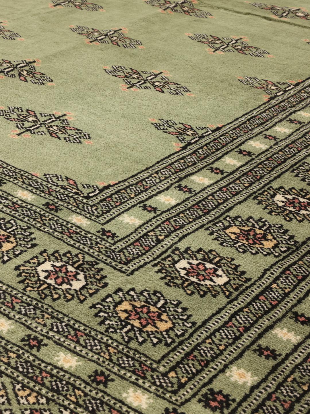 Vierkant Pakistan Bokhara tapijt met een groen veld en ingewikkelde geometrische motieven