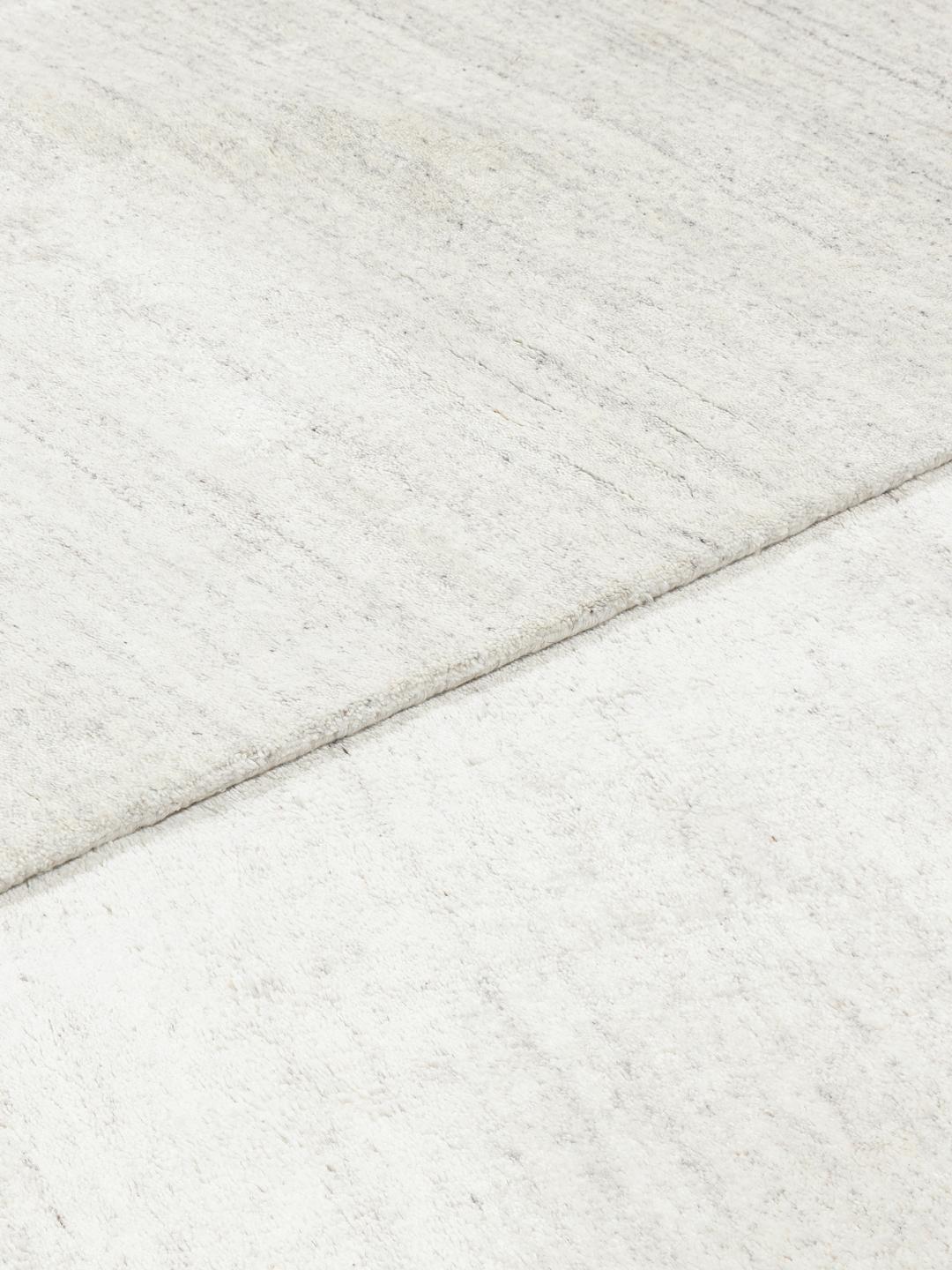 Um tapete branco macio com uma superfície subtilmente texturada