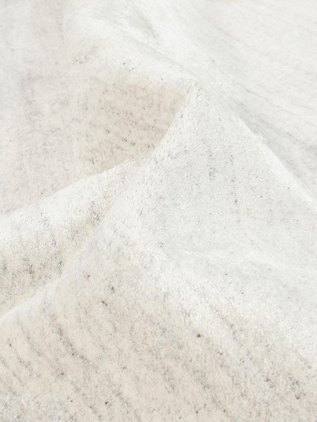 Um tapete branco macio com uma superfície subtilmente texturada
