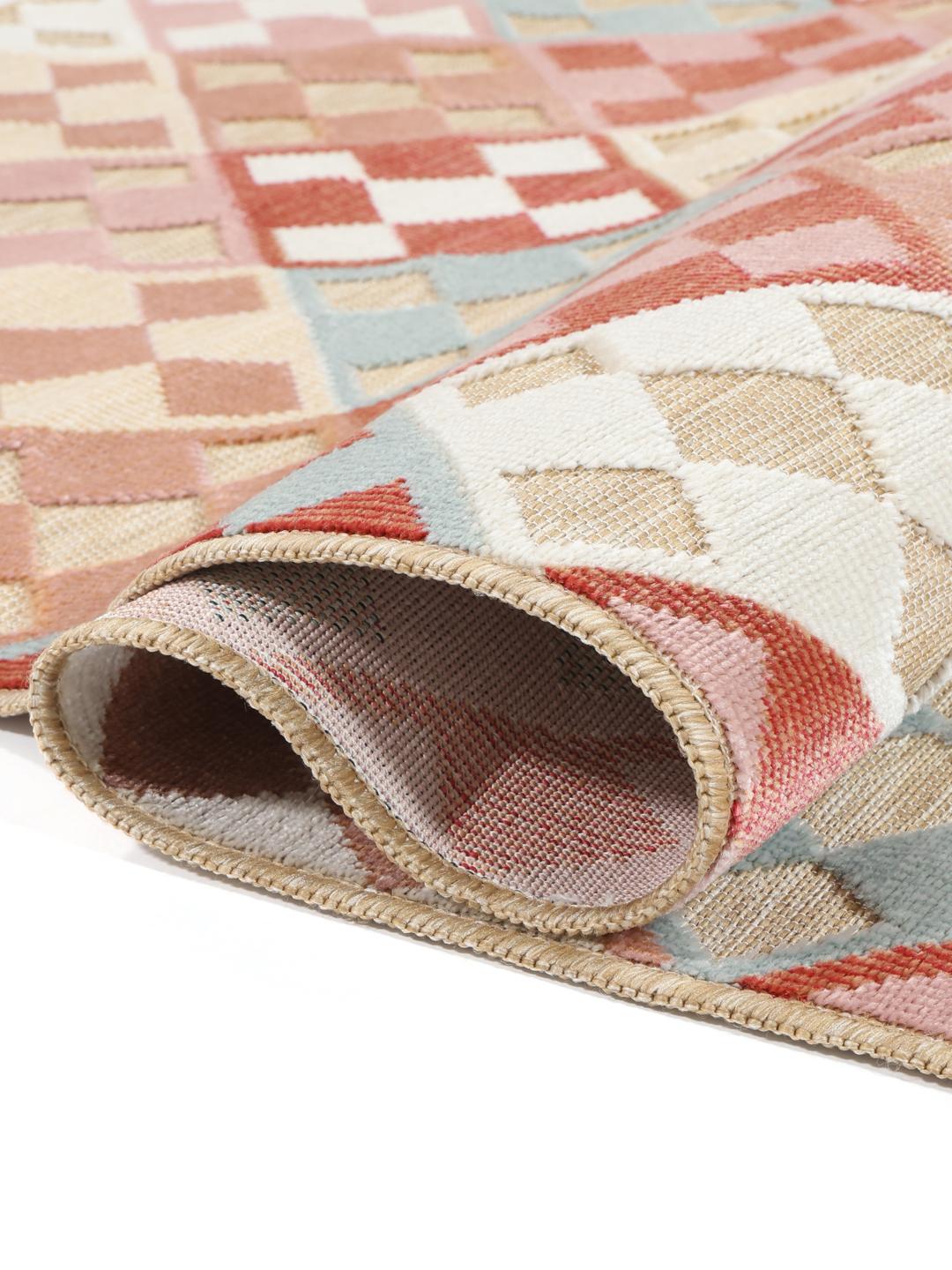 Beige tæppe med et geometrisk mønster