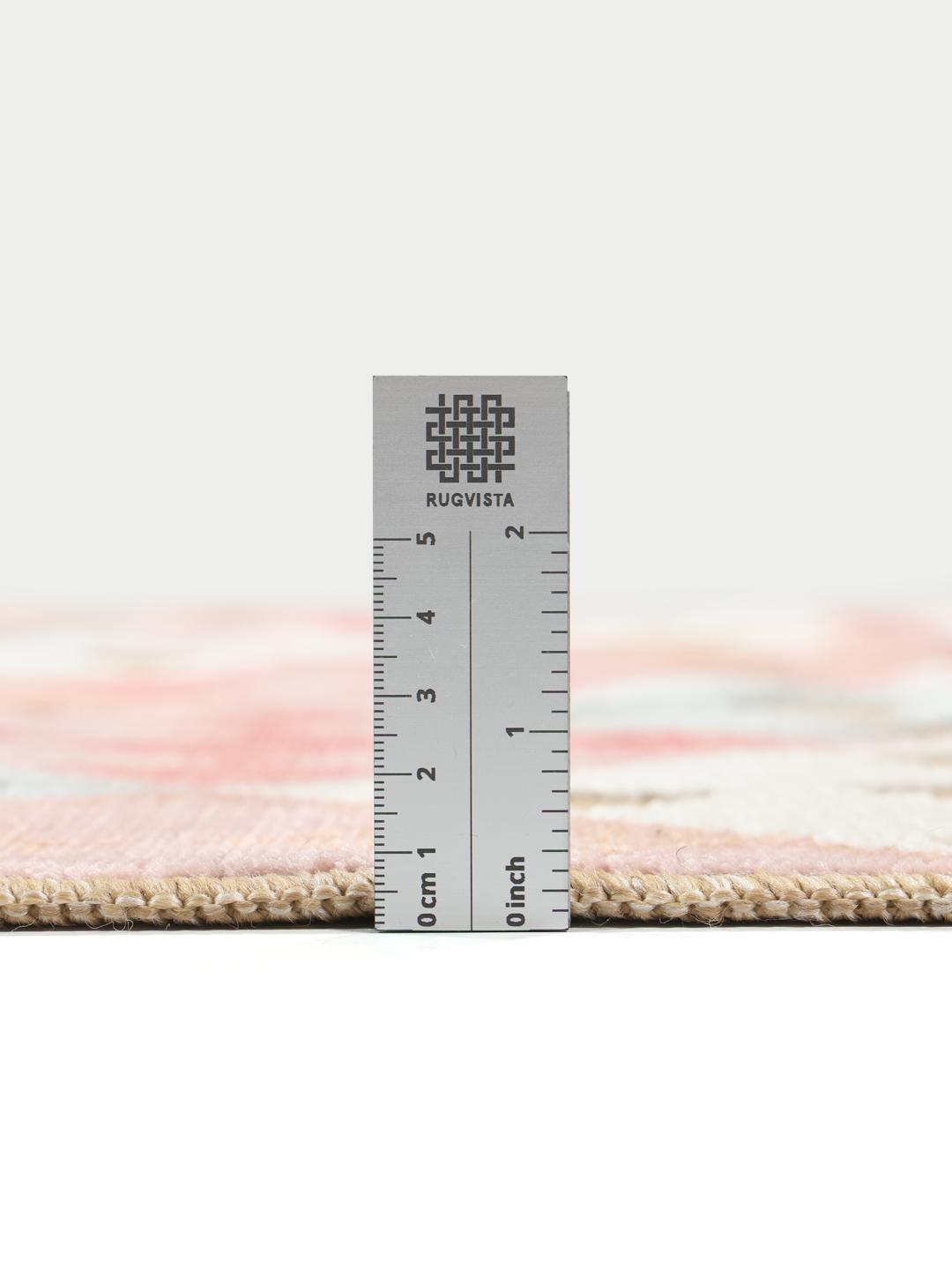 Beige tæppe med et geometrisk mønster
