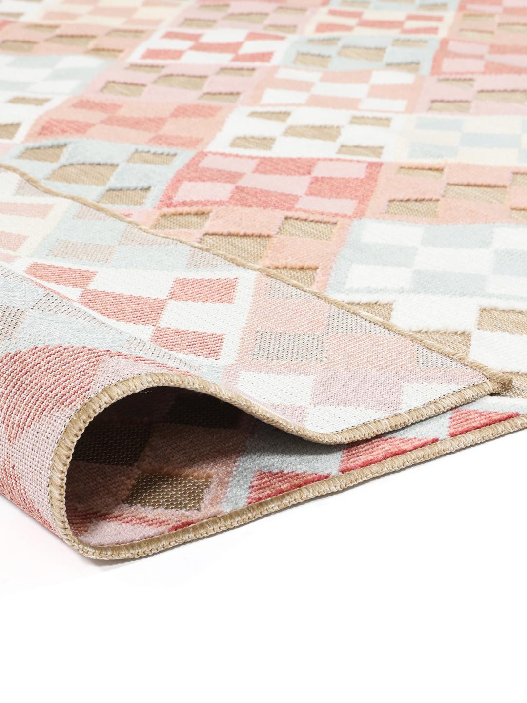 Beige tæppe med et geometrisk mønster
