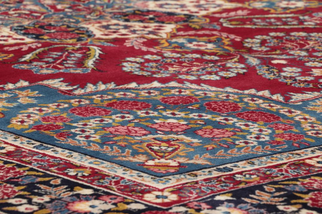 Handgeknoopt Keshan-tapijt met bloemmotieven in donkerrood en blauw