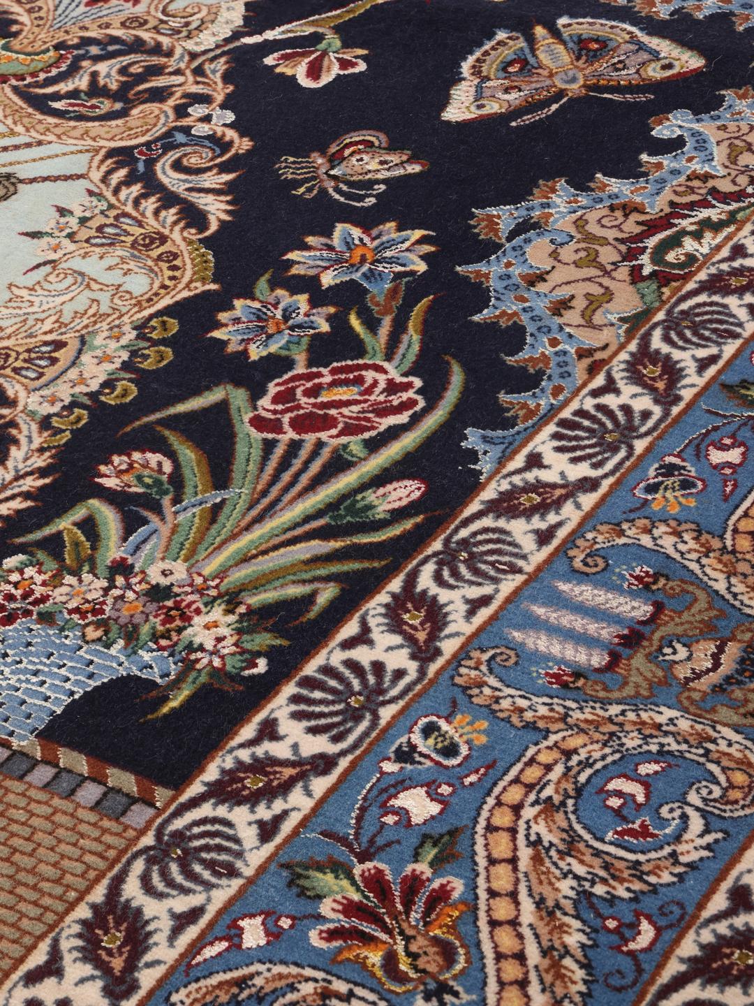 Detaljno izrađen ručno čvorani tepih Isfahan iz Srednjeg istoka u tamnoplavim tonovima.