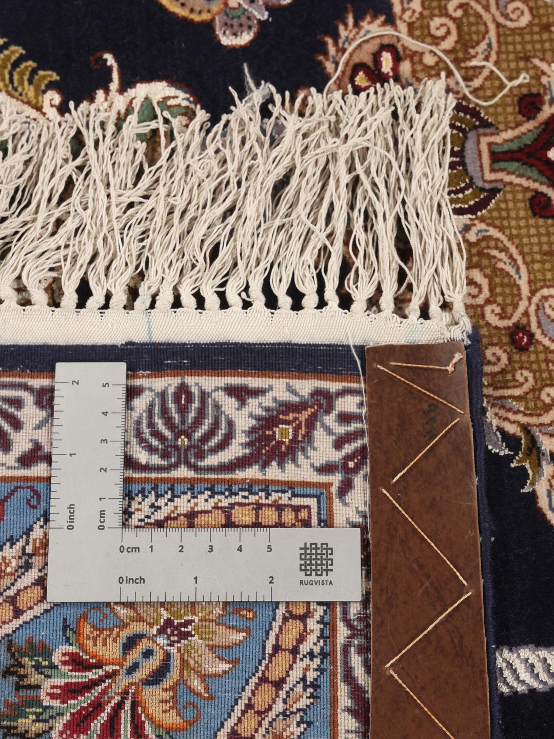 Detaljno izrađen ručno čvorani tepih Isfahan iz Srednjeg istoka u tamnoplavim tonovima.