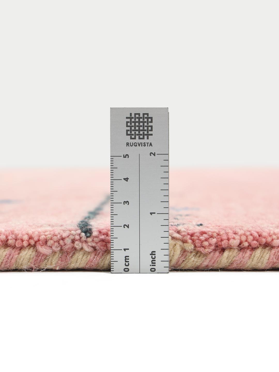 Tapis en laine rose clair avec des motifs ludiques