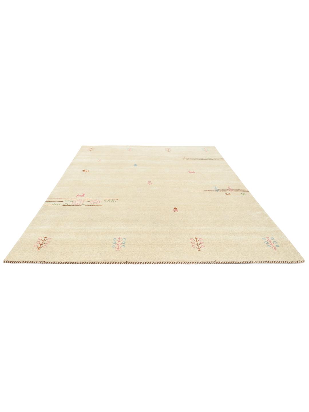 Een beige tapijt met kleine, verspreide decoratieve motieven.
