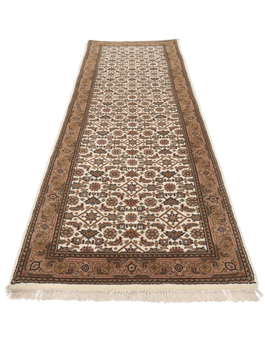 Un tapis long Bidjar Indo noué à la main dans des tons beiges avec des motifs géométriques traditionnels