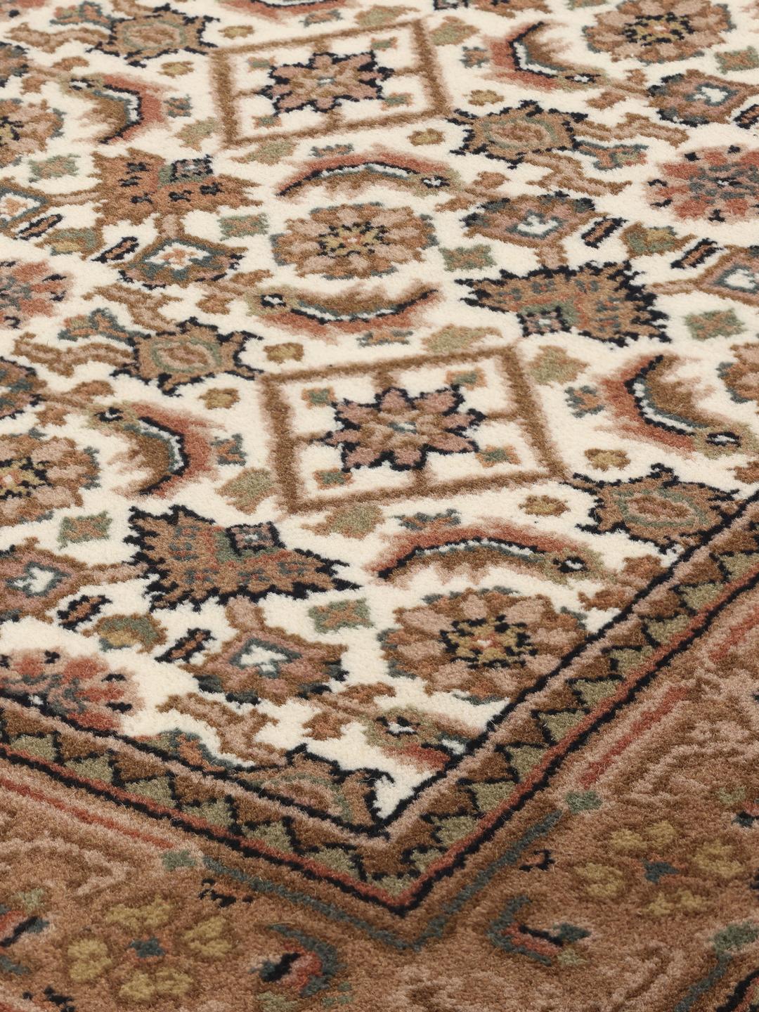 Un tapis long Bidjar Indo noué à la main dans des tons beiges avec des motifs géométriques traditionnels