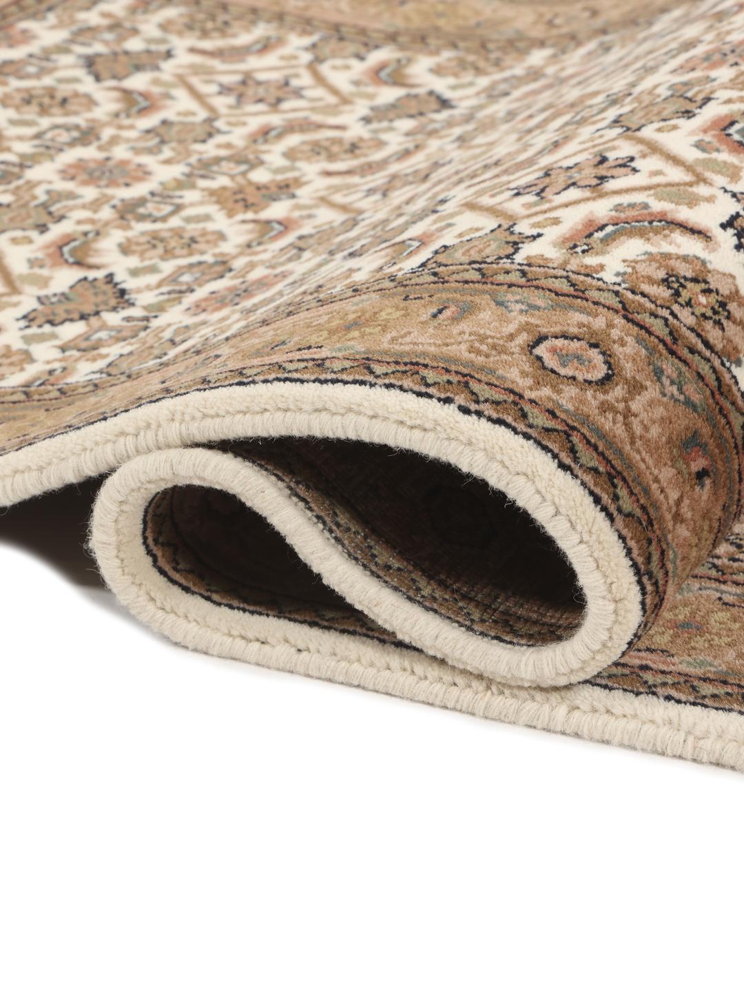 Un tapis long Bidjar Indo noué à la main dans des tons beiges avec des motifs géométriques traditionnels