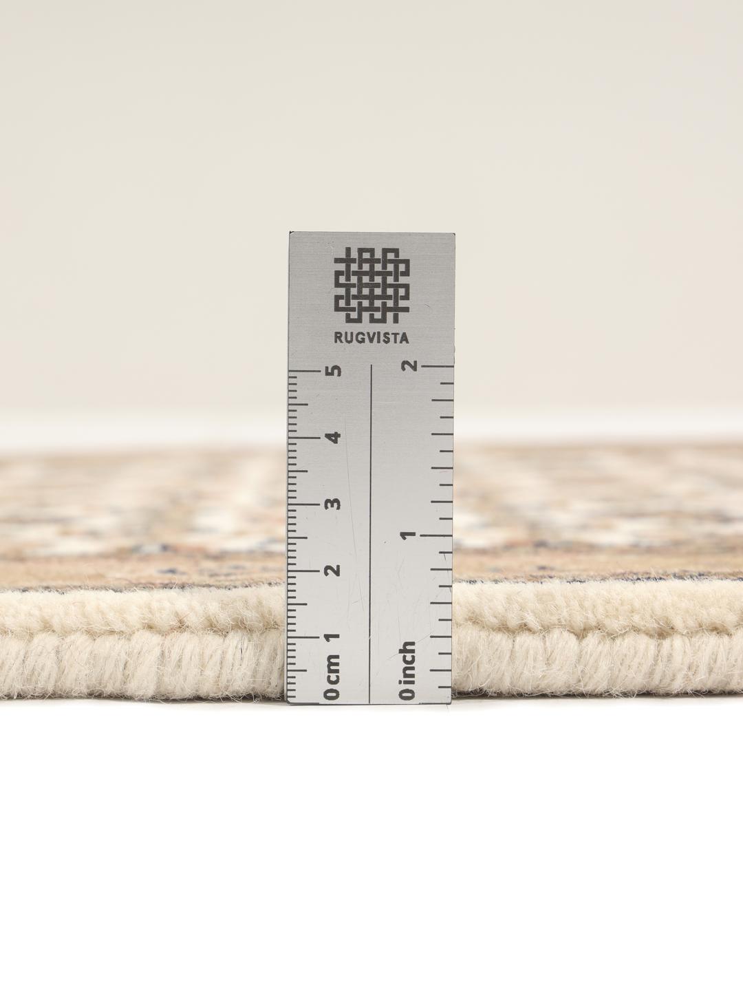 Un tapis long Bidjar Indo noué à la main dans des tons beiges avec des motifs géométriques traditionnels