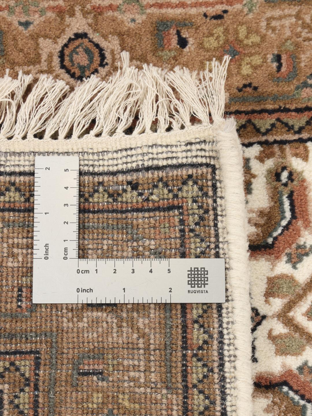 Un tapis long Bidjar Indo noué à la main dans des tons beiges avec des motifs géométriques traditionnels