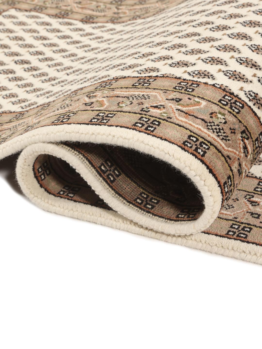 Un long tapis couloir Mir Indo beige noué à la main avec des motifs répétitifs complexes venus d'Inde