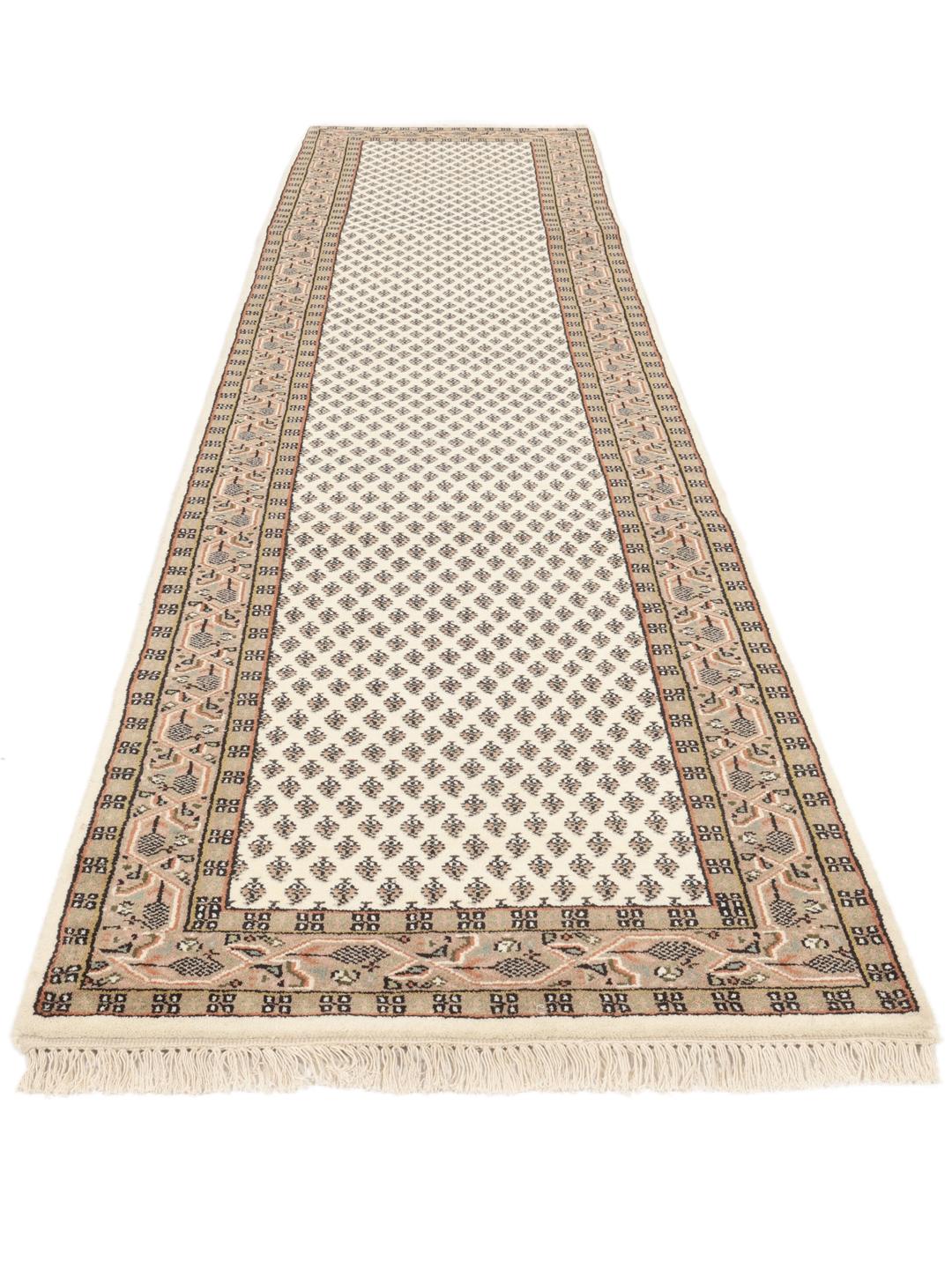 Un long tapis couloir Mir Indo beige noué à la main avec des motifs répétitifs complexes venus d'Inde