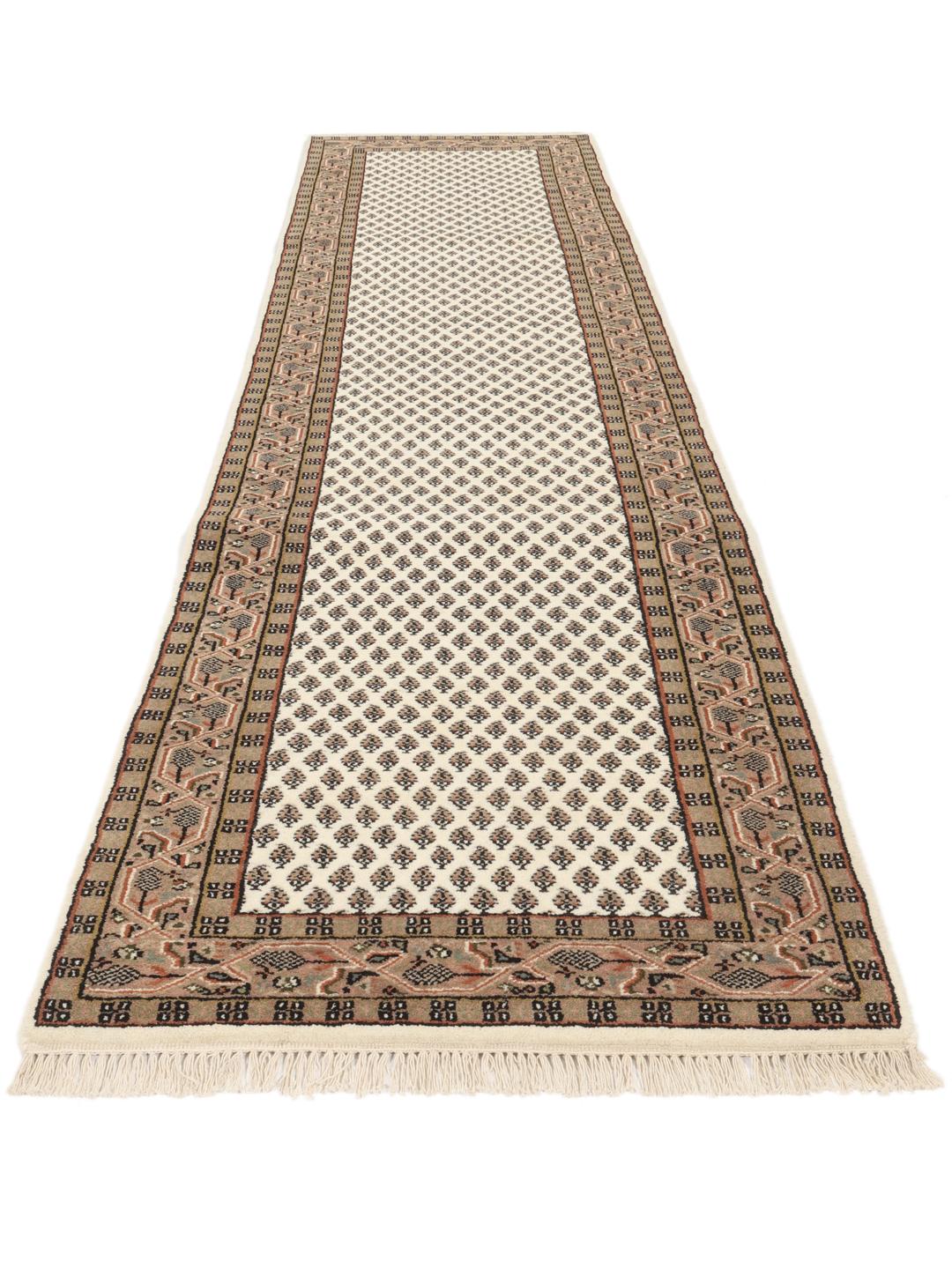 Un long tapis couloir Mir Indo beige noué à la main avec des motifs répétitifs complexes venus d'Inde