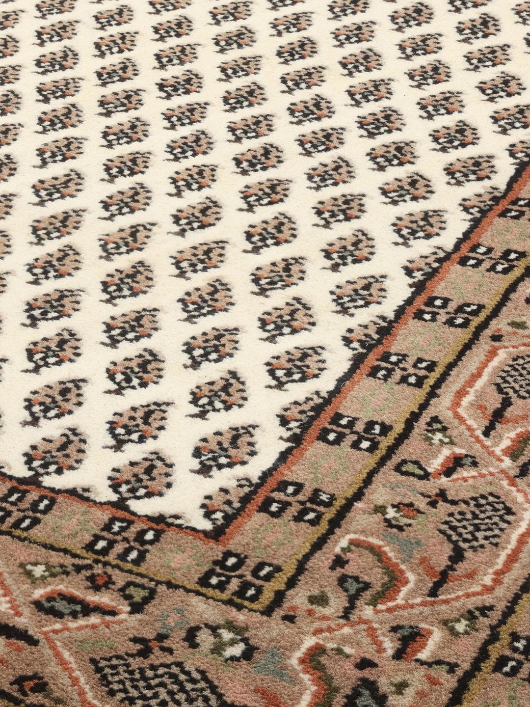 Un long tapis couloir Mir Indo beige noué à la main avec des motifs répétitifs complexes venus d'Inde