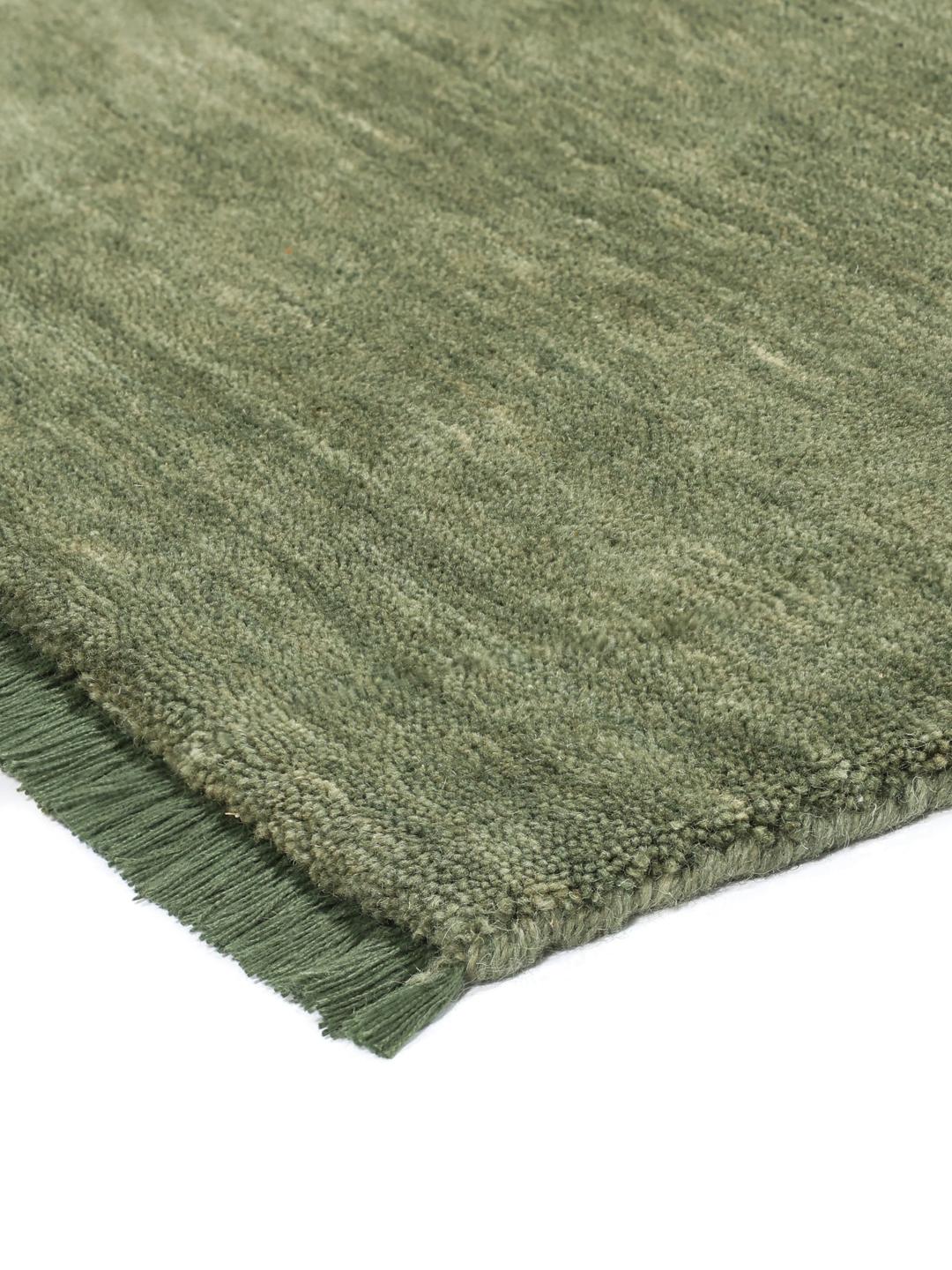 Groen handgeweven vloerkleed met korte franjes