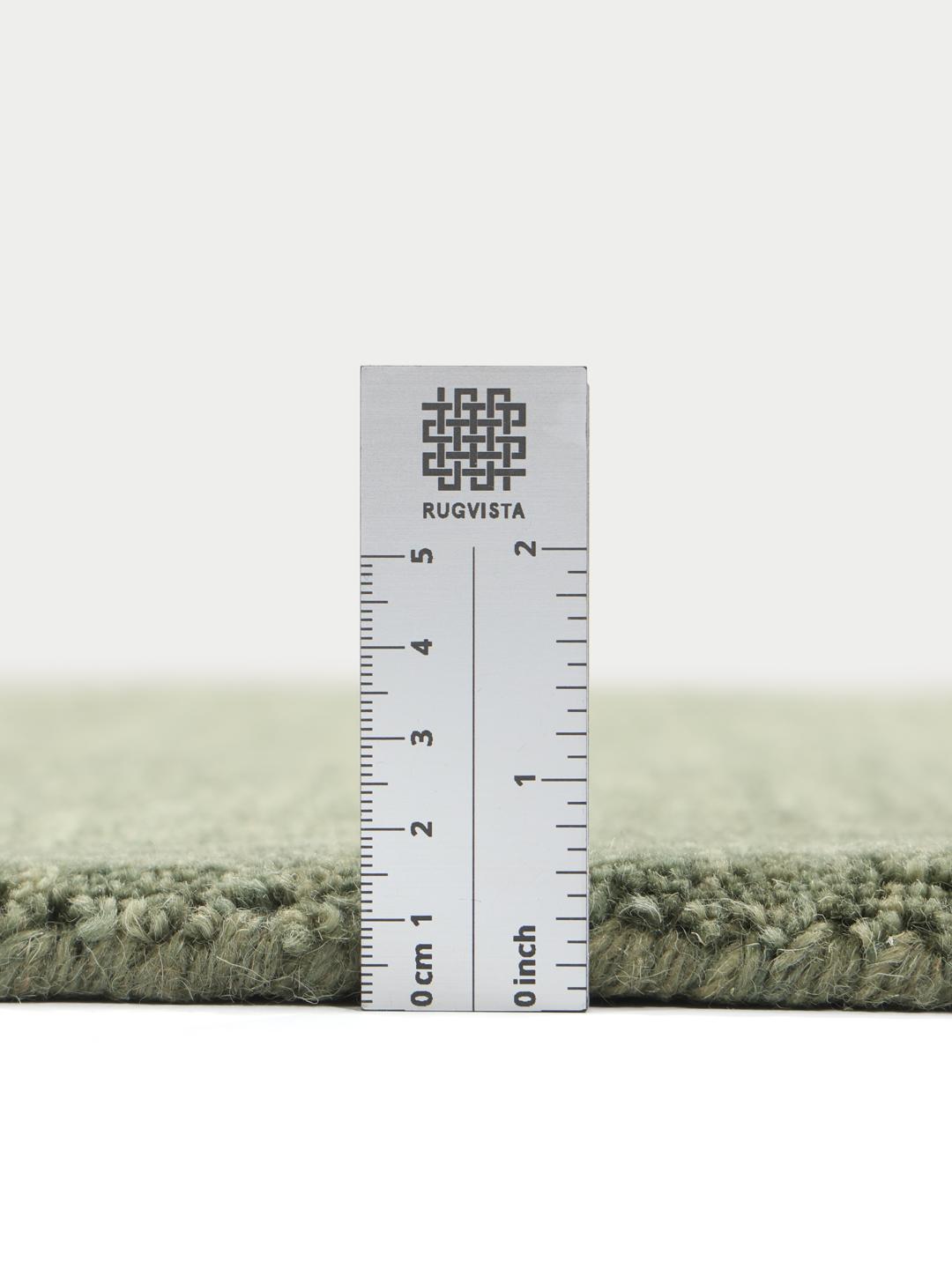 Groen handgeweven vloerkleed met korte franjes