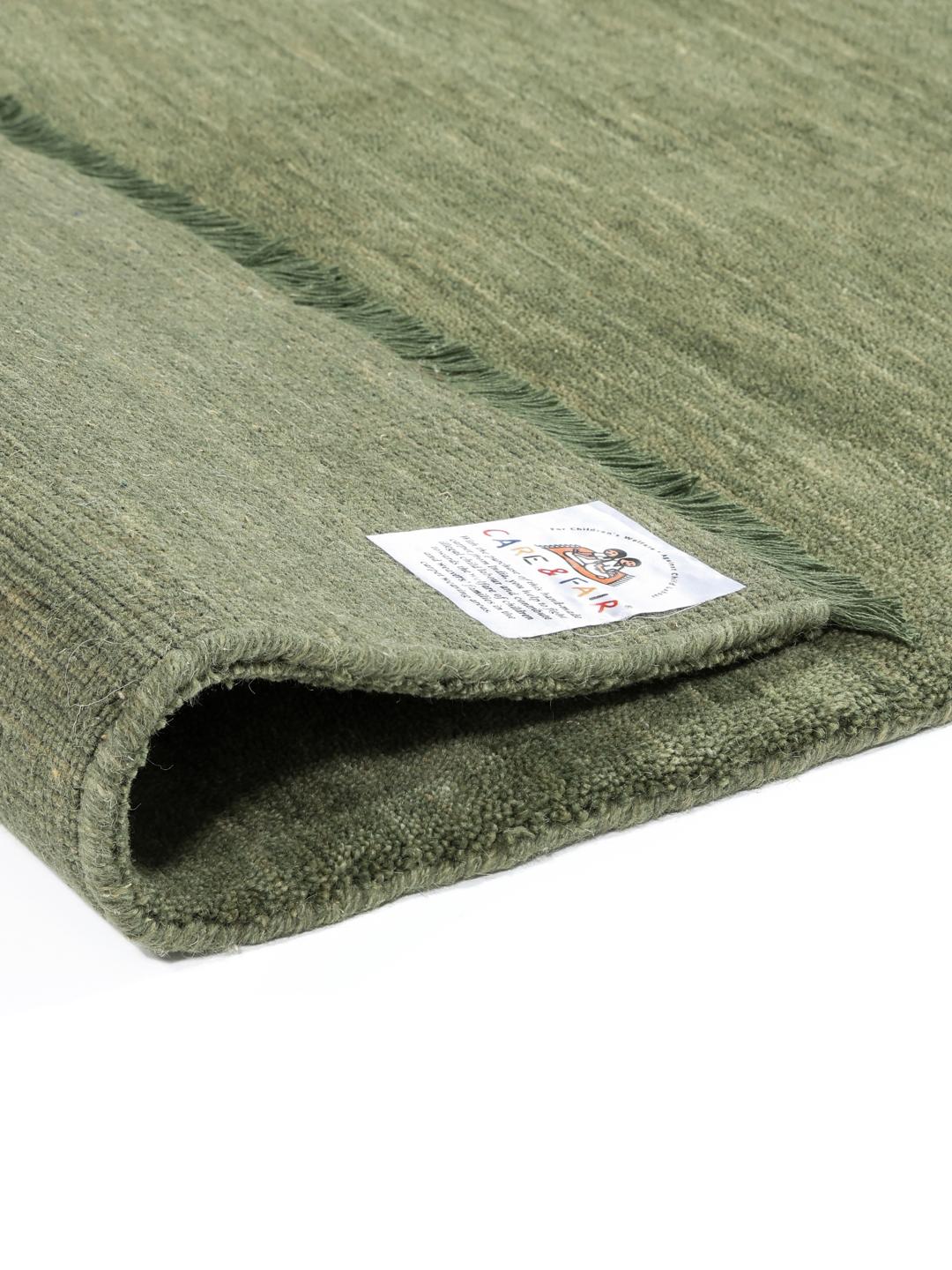 Groen handgeweven vloerkleed met korte franjes