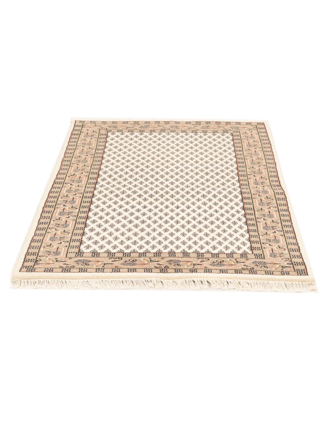 Tapis Mir Indo noué à la main originaire d'Inde avec un fond beige et des motifs floraux répétitifs.
