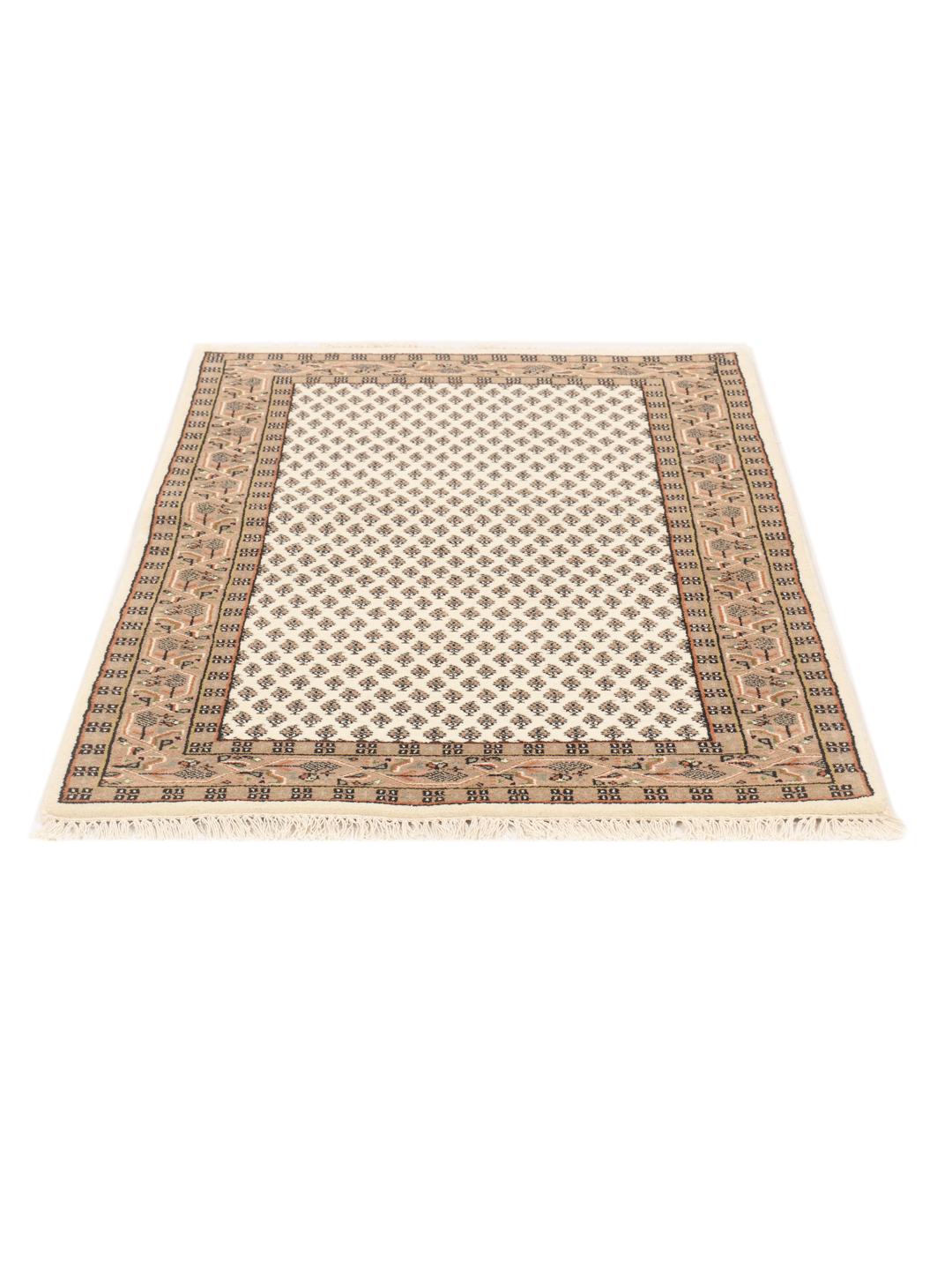 Tapis Mir Indo noué à la main originaire d'Inde avec un fond beige et des motifs floraux répétitifs.