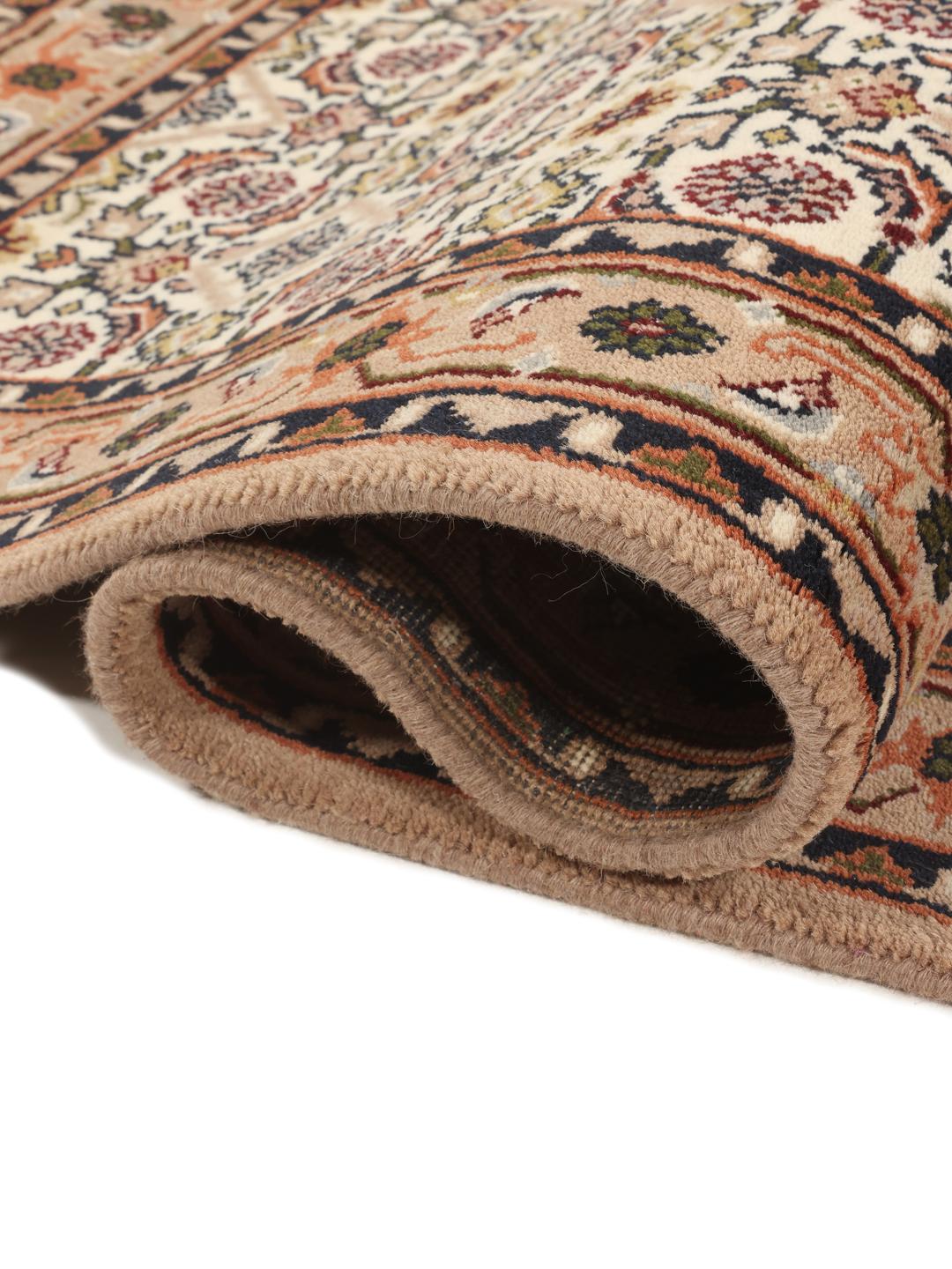 Un tapis de couloir beige noué à la main en provenance d'Inde avec un motif traditionnel.