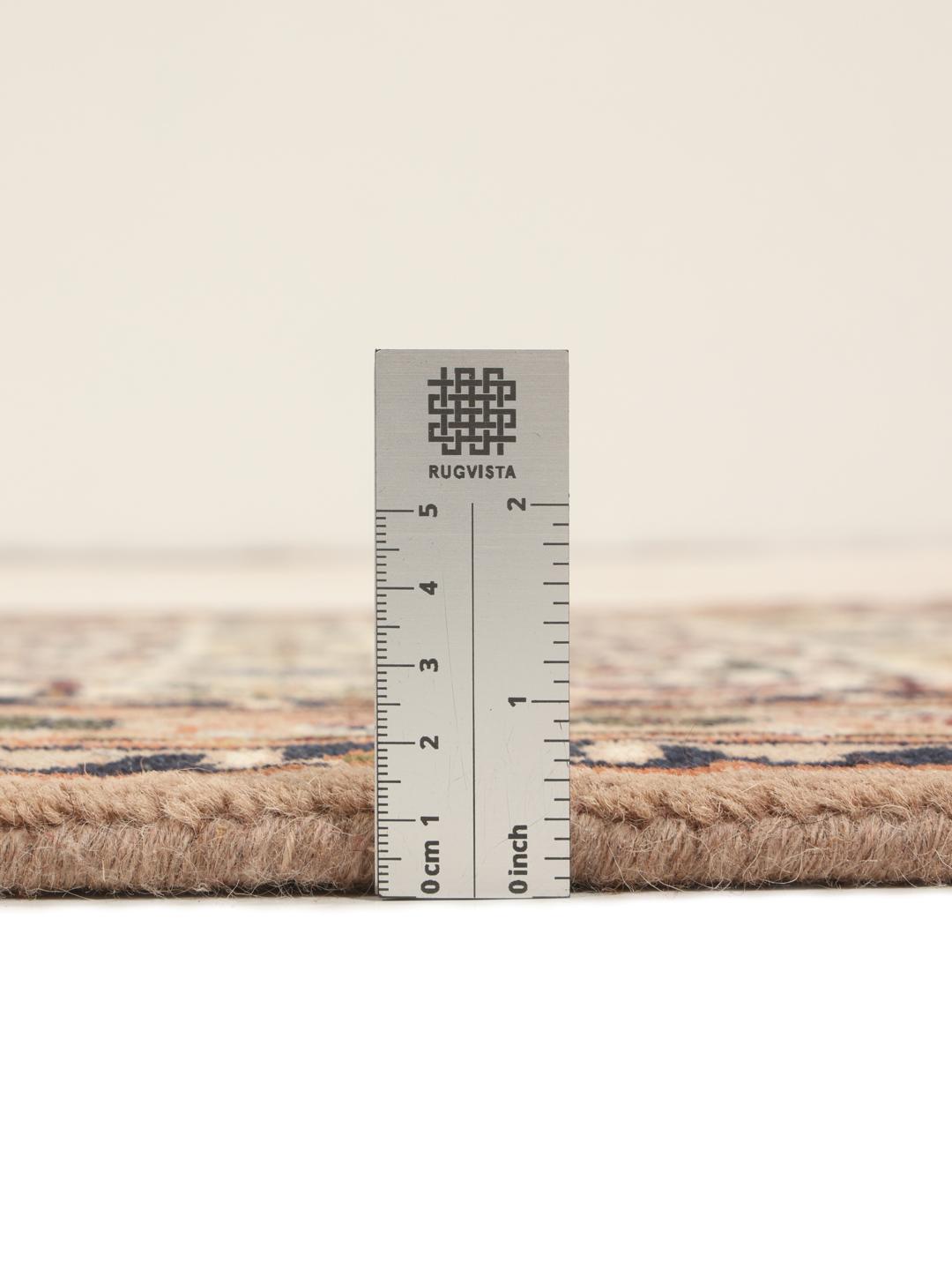 Un tapis de couloir beige noué à la main en provenance d'Inde avec un motif traditionnel.