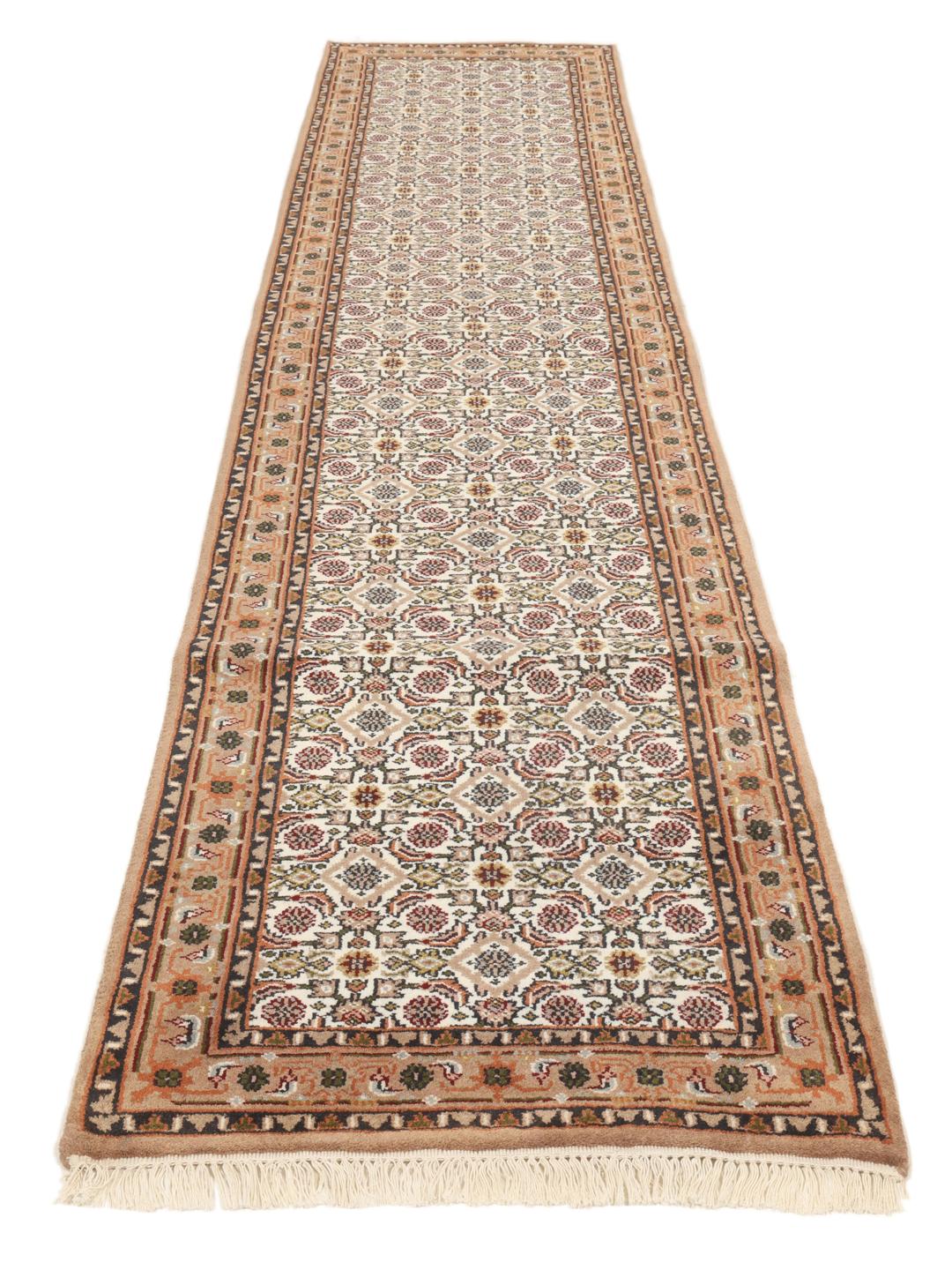 Handgeknoopte Bidjar Indo loper met traditionele patronen in beige en rode tinten uit India