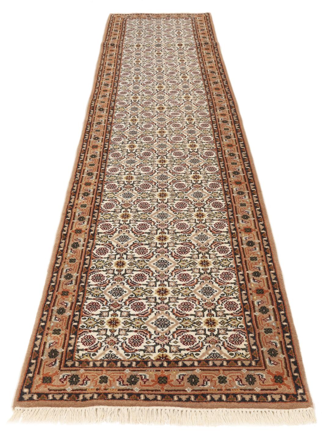 Handgeknoopte Bidjar Indo loper met traditionele patronen in beige en rode tinten uit India