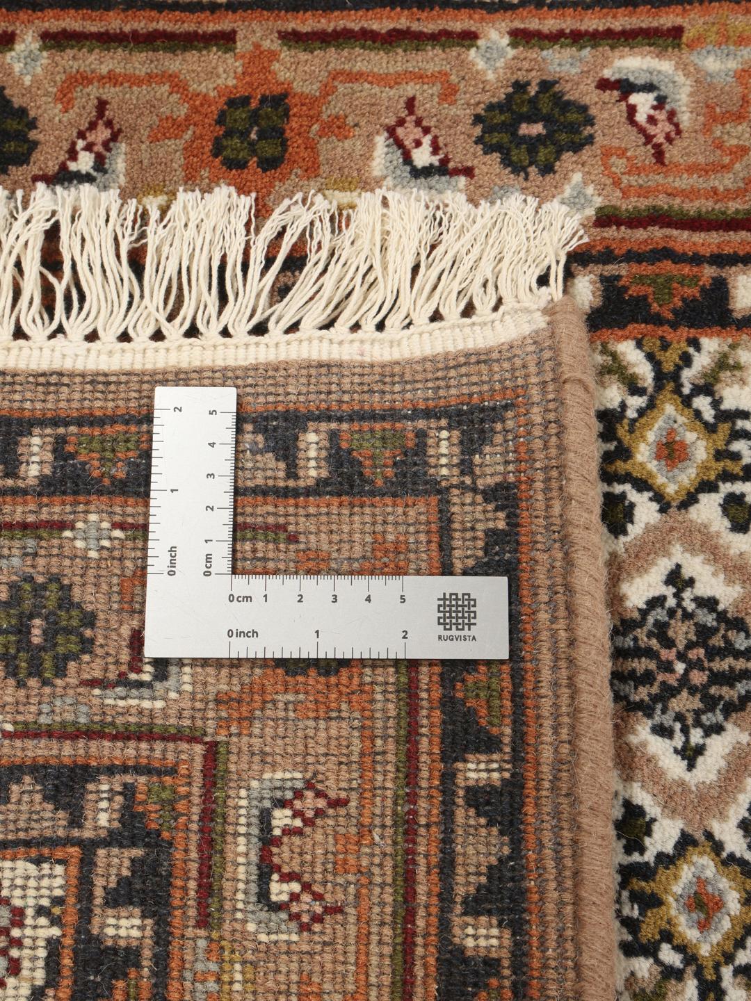 Handgeknoopte Bidjar Indo loper met traditionele patronen in beige en rode tinten uit India