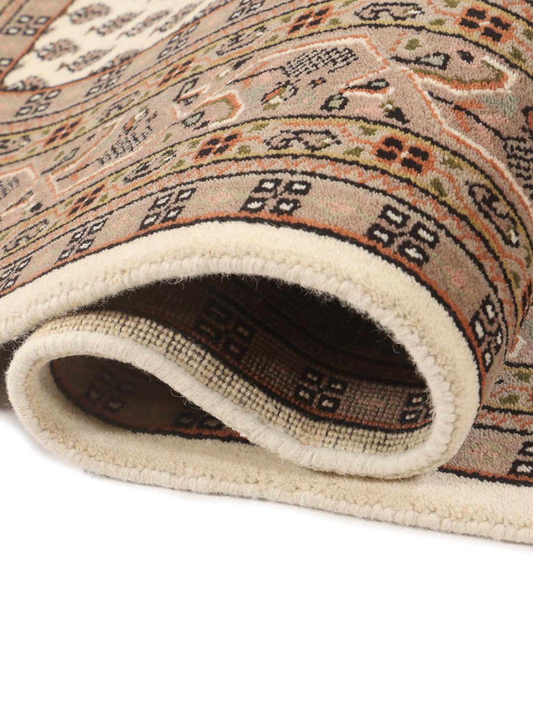 Tapis Mir Indo noué à la main en provenance d'Inde avec un design à motifs beige et marron.