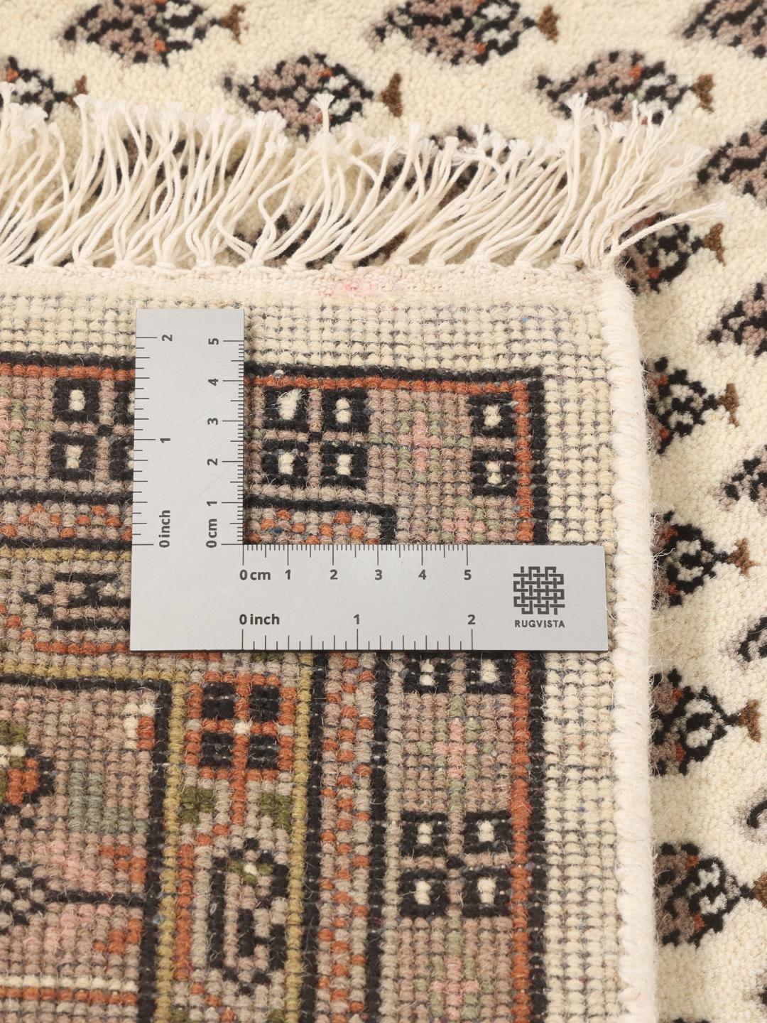 Tapis Mir Indo noué à la main en provenance d'Inde avec un design à motifs beige et marron.