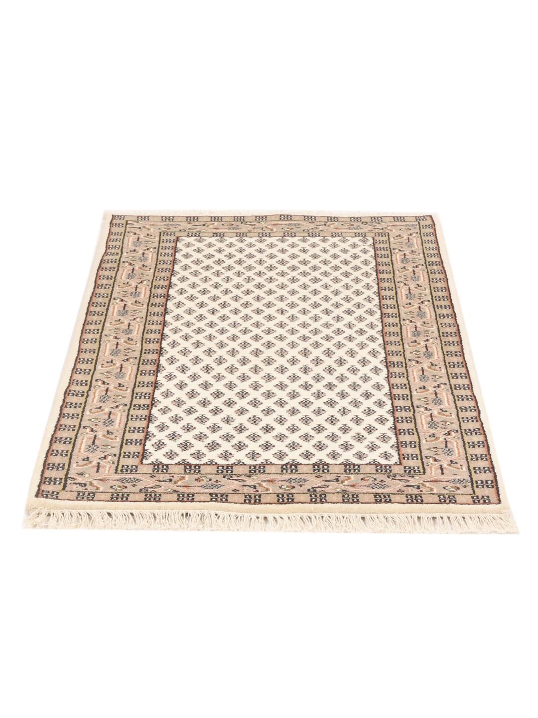 Un tapis Mir Indo noué à la main, originaire d'Inde, avec un motif floral dans des tons beige et marron doux.