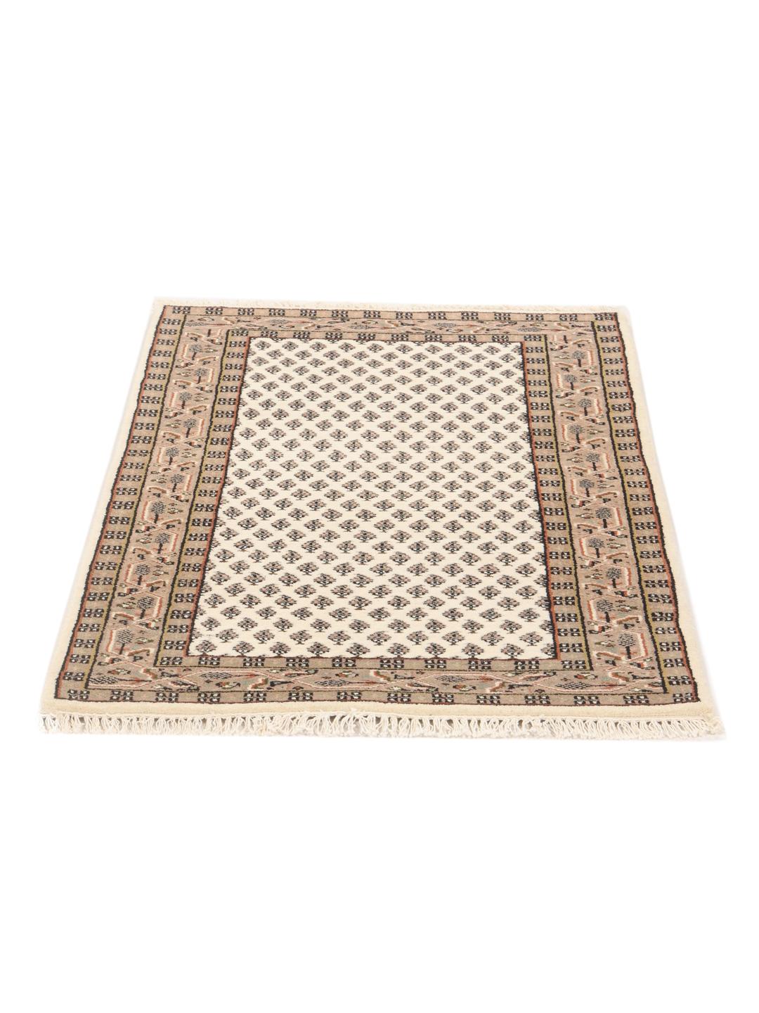 Un tapis Mir Indo noué à la main, originaire d'Inde, avec un motif floral dans des tons beige et marron doux.