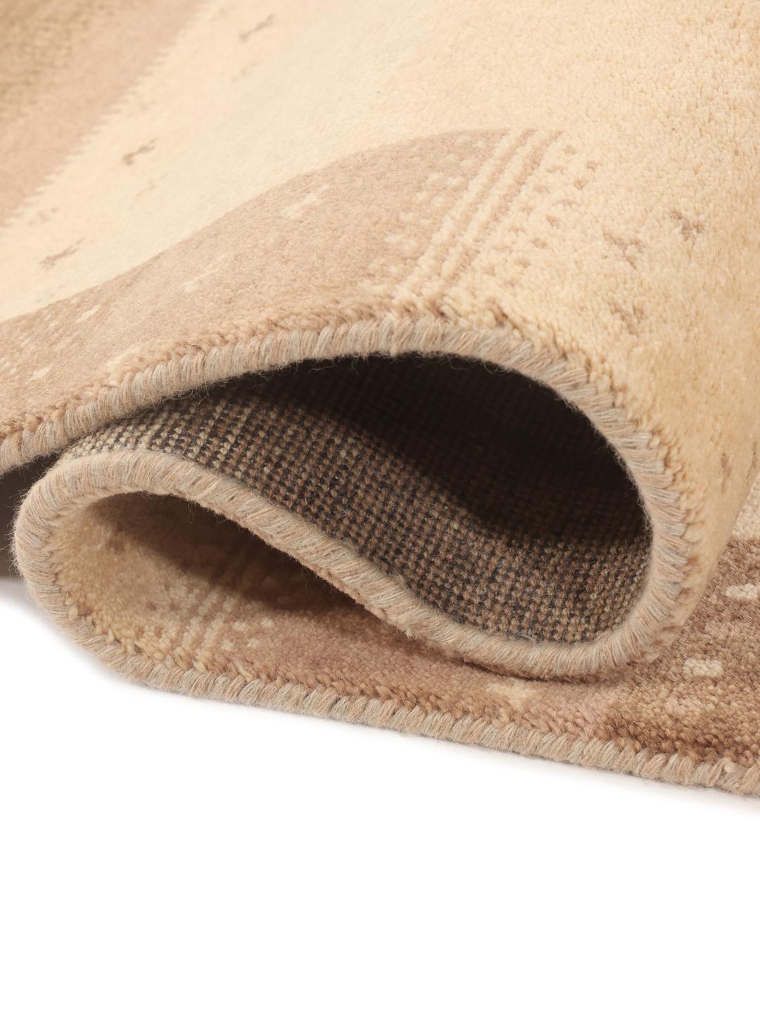 Minimalistyczny dywan Gabbeh Indo Fine z Indii w odcieniach beżu i brązu.