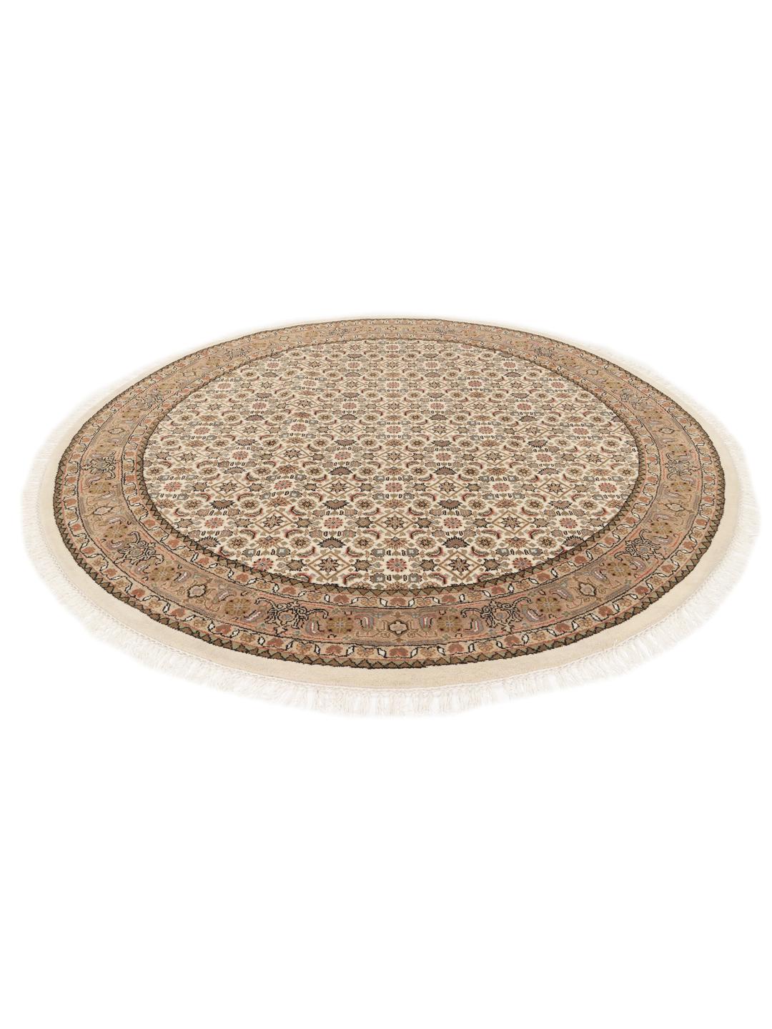 Rond Bidjar Indo-tapijt met complexe patronen uit India in beige en bruine tinten.