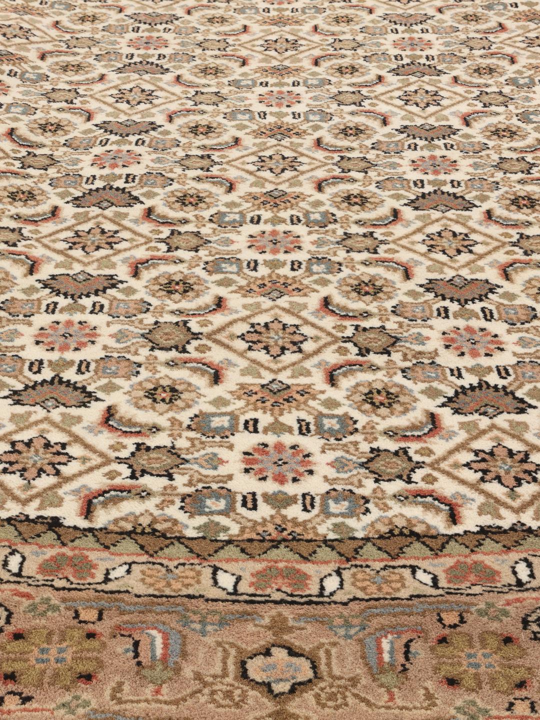 Rond Bidjar Indo-tapijt met complexe patronen uit India in beige en bruine tinten.