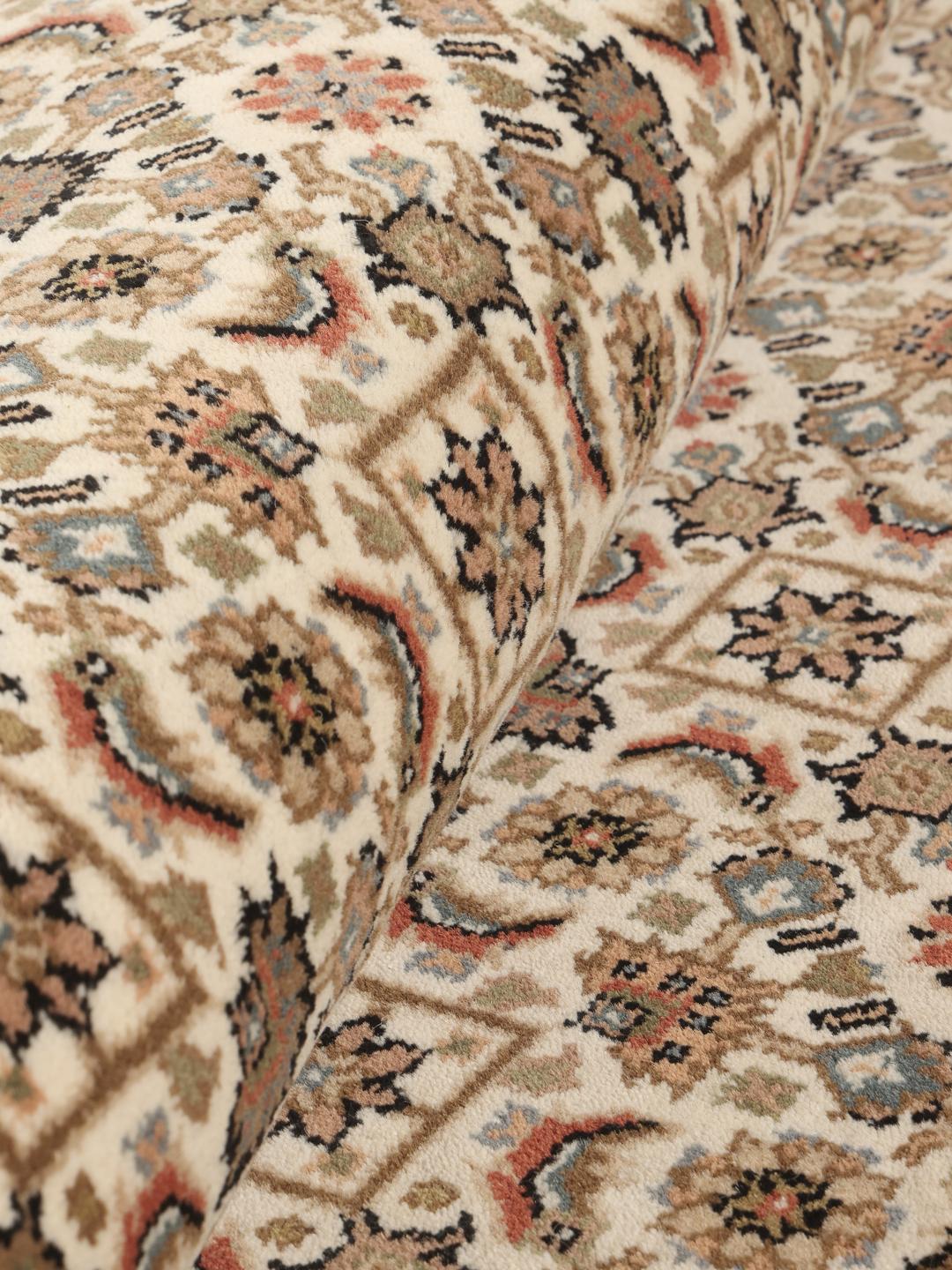Rond Bidjar Indo-tapijt met complexe patronen uit India in beige en bruine tinten.