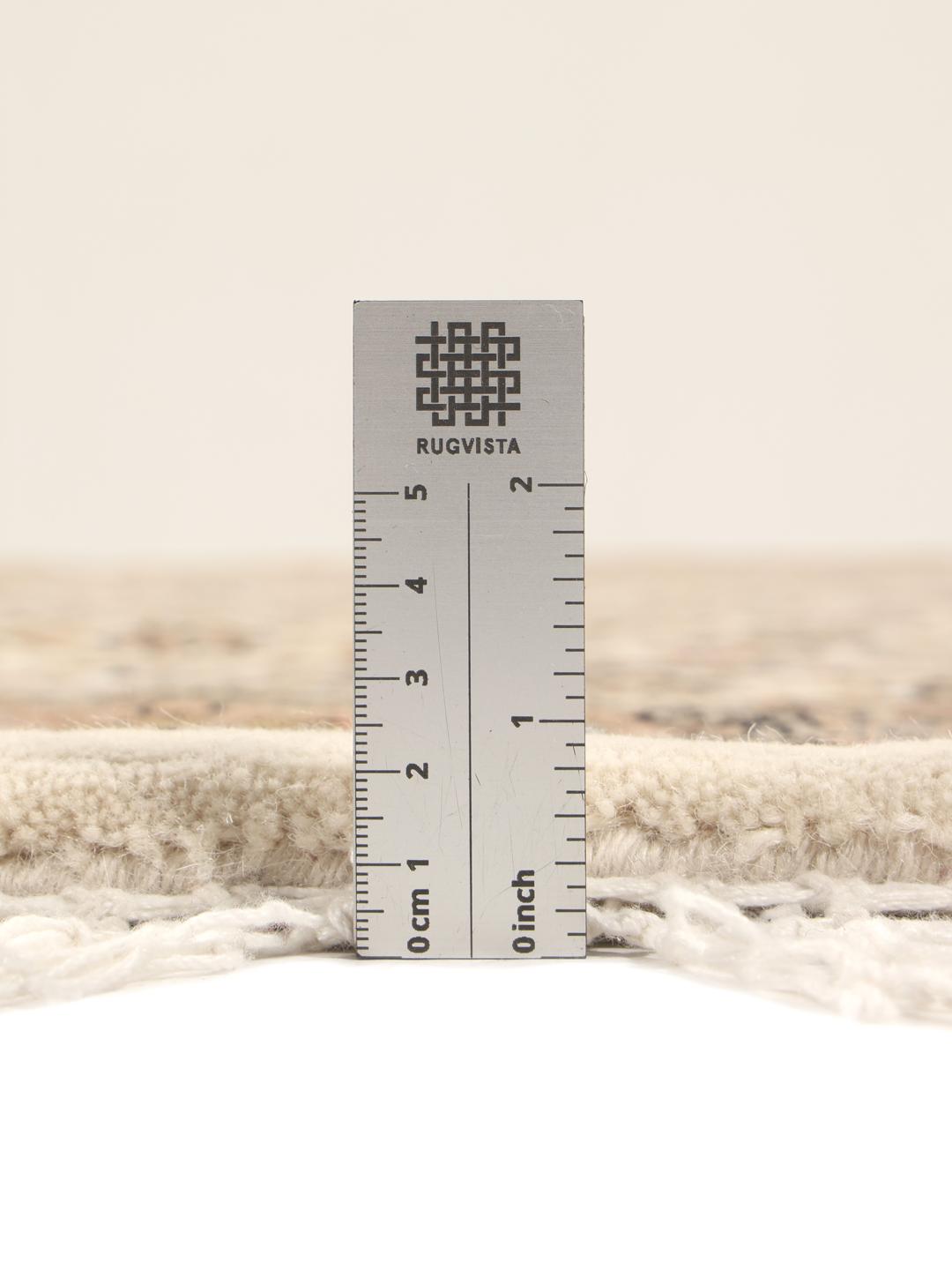 Rond Bidjar Indo-tapijt met complexe patronen uit India in beige en bruine tinten.