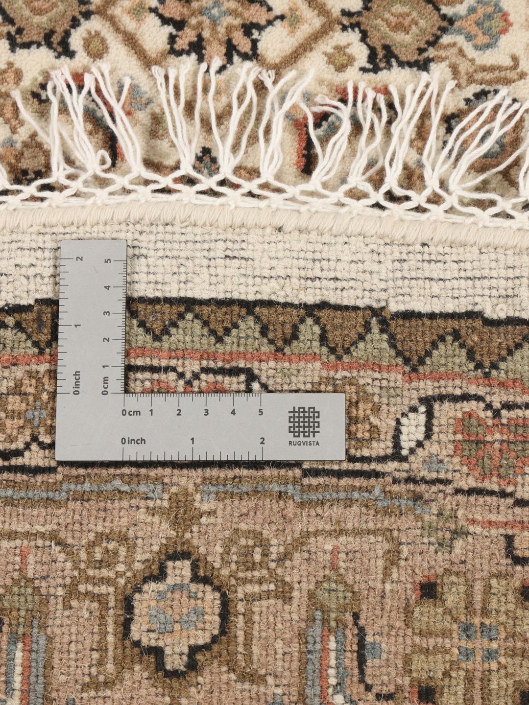 Rond Bidjar Indo-tapijt met complexe patronen uit India in beige en bruine tinten.