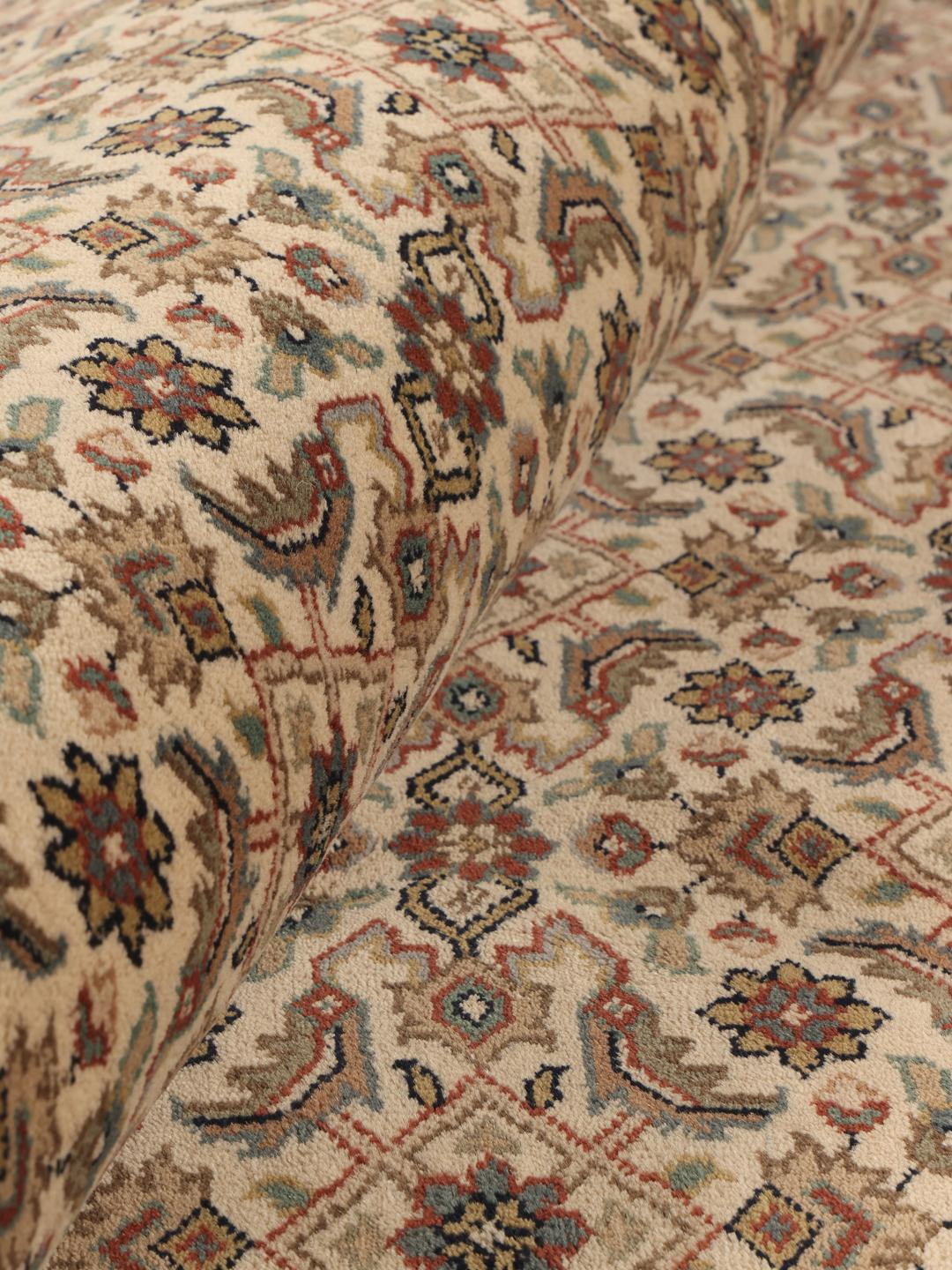 Rond Mir Indo-tapijt met ingewikkelde bloempatronen in beige, blauw en rood uit India