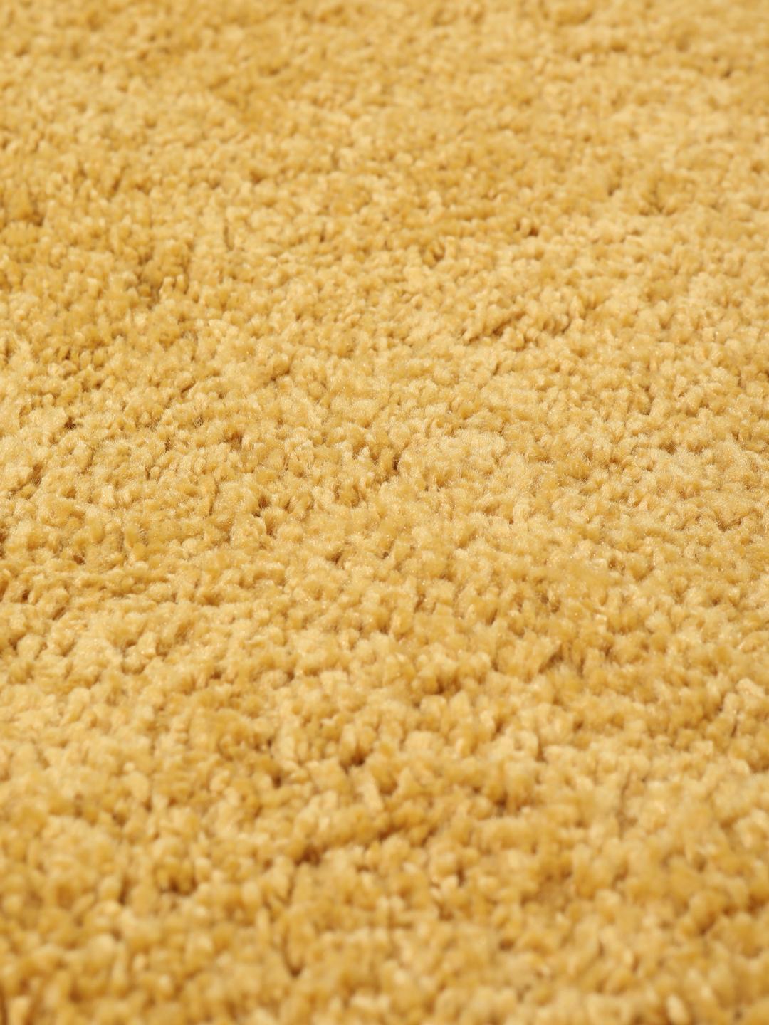 Tapis jaune avec une texture à poils doux