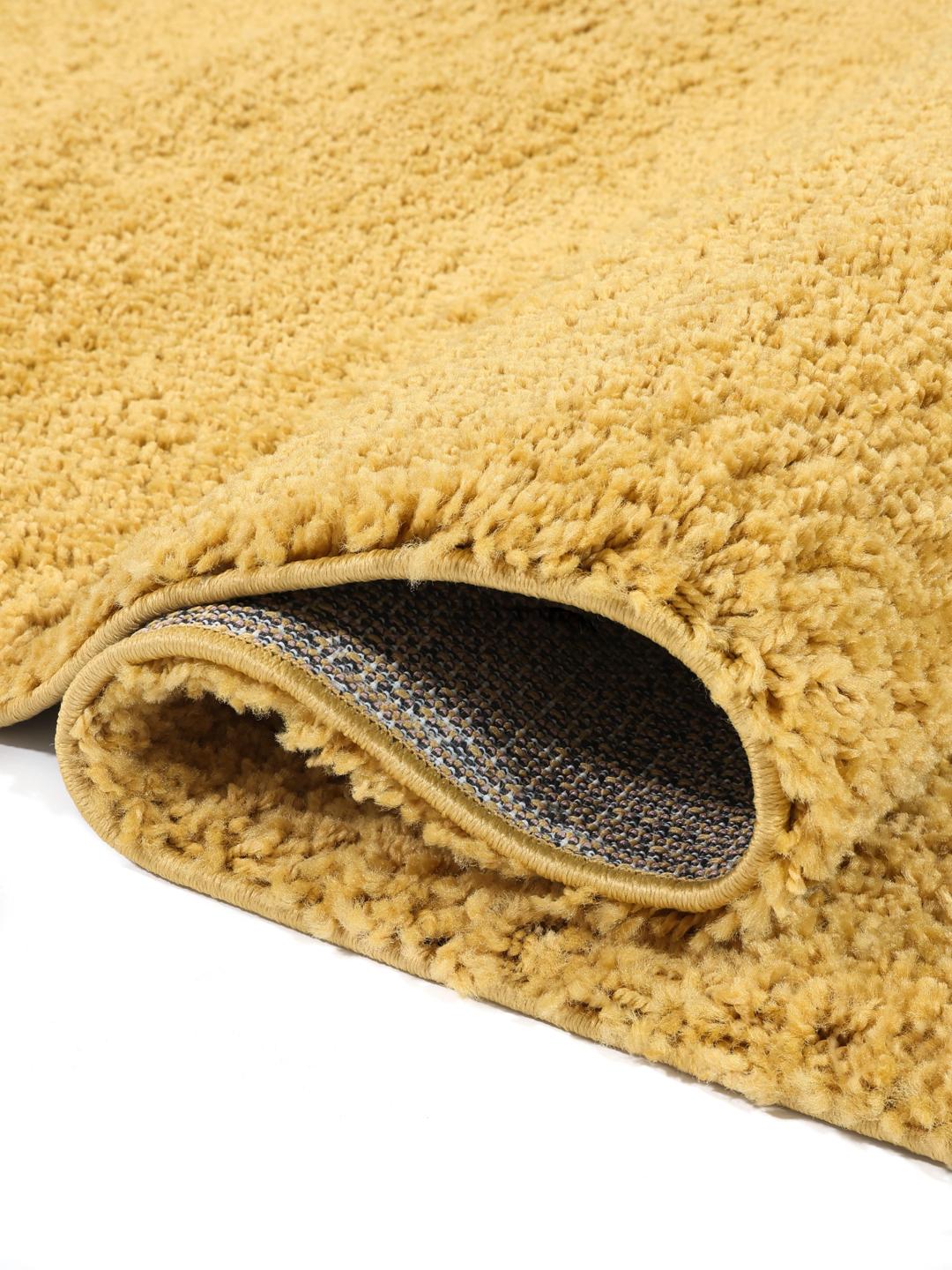 Tapis jaune avec une texture à poils doux
