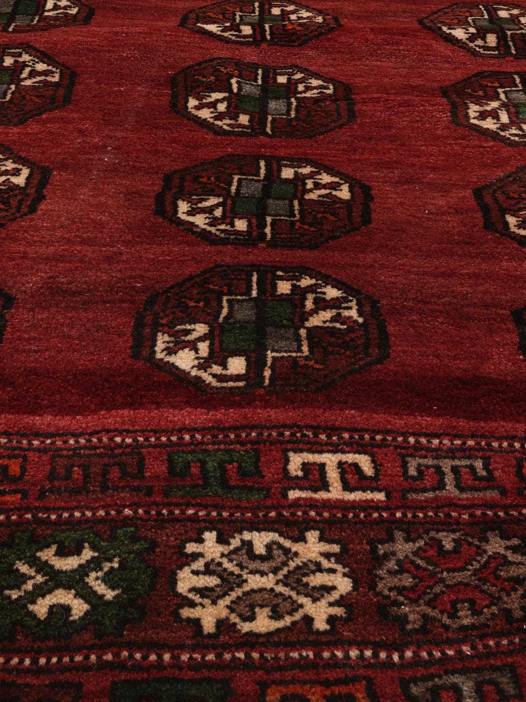 Handgeknoopt Turkaman-tapijt uit het Midden-Oosten in rood