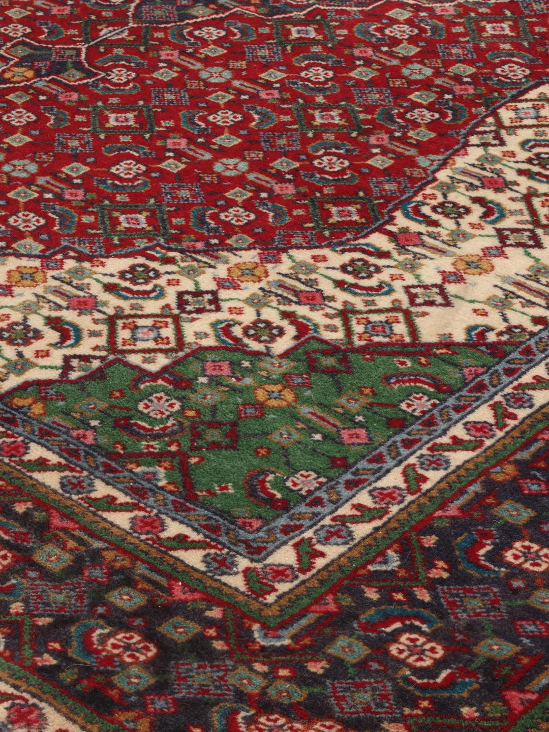 Handgeknoopt Tabriz-tapijt uit het Midden-Oosten in donkerrode en blauwe tinten
