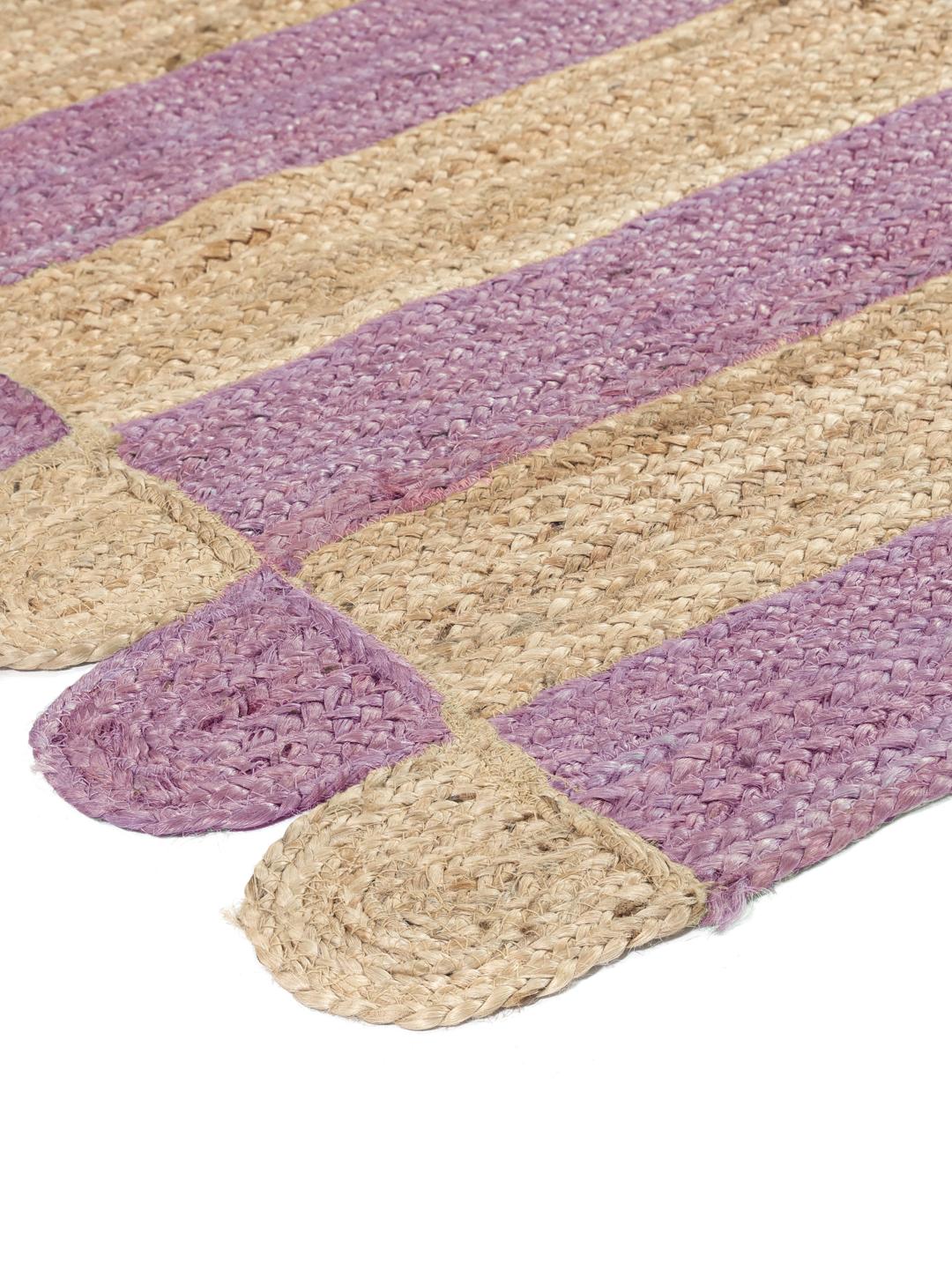 Un tapis de couloir en jute tissé à la main, aux tons violets et beiges, avec une finition à bord festonné.