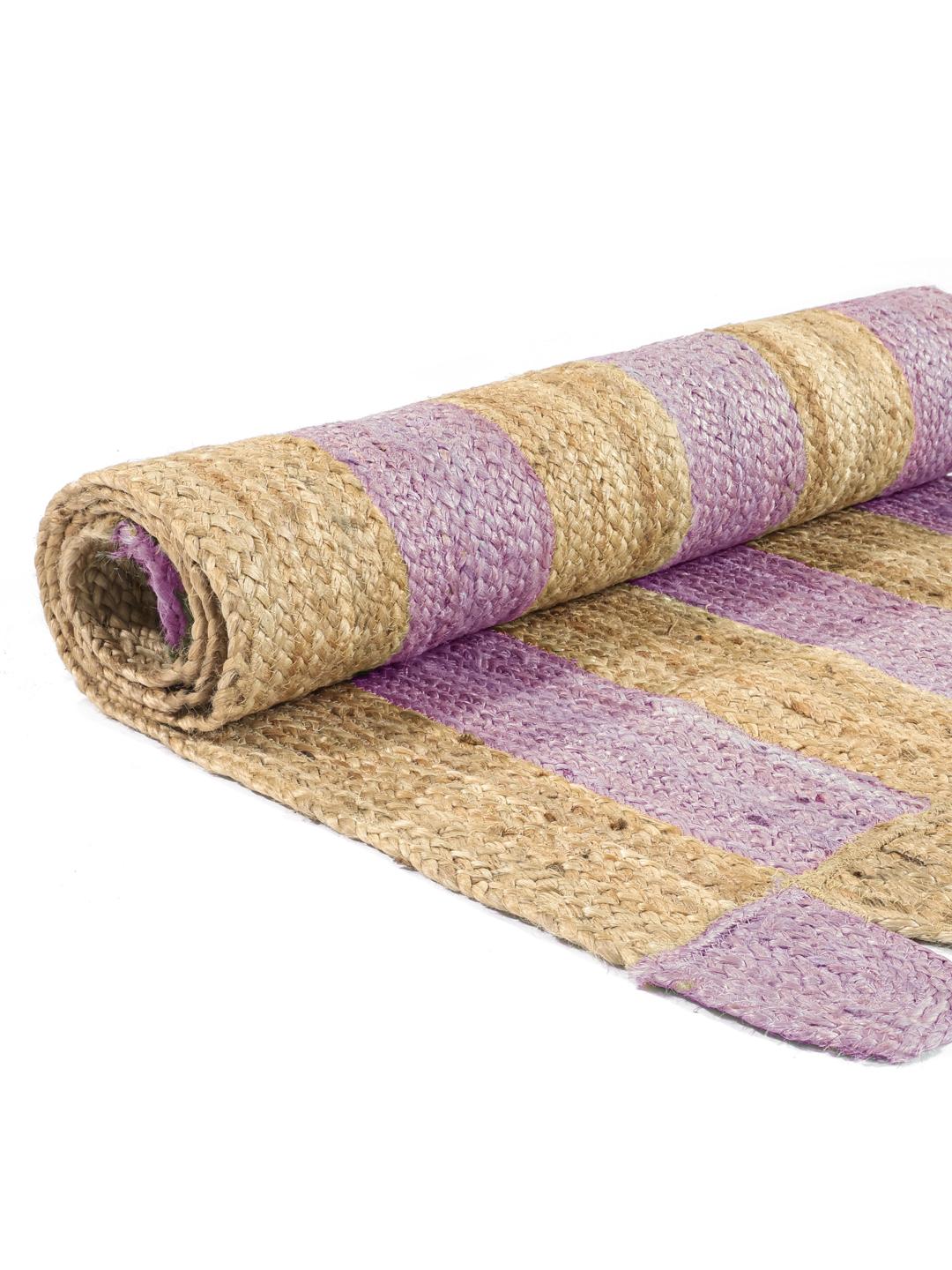 Un tapis de couloir en jute tissé à la main, aux tons violets et beiges, avec une finition à bord festonné.