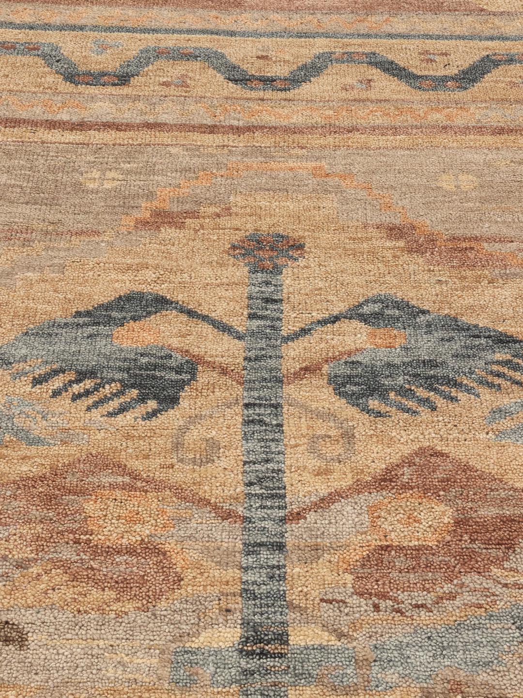 Handgeknoopt Indiaas Usak-tapijt in beige en blauw met een levensboompatroon.
