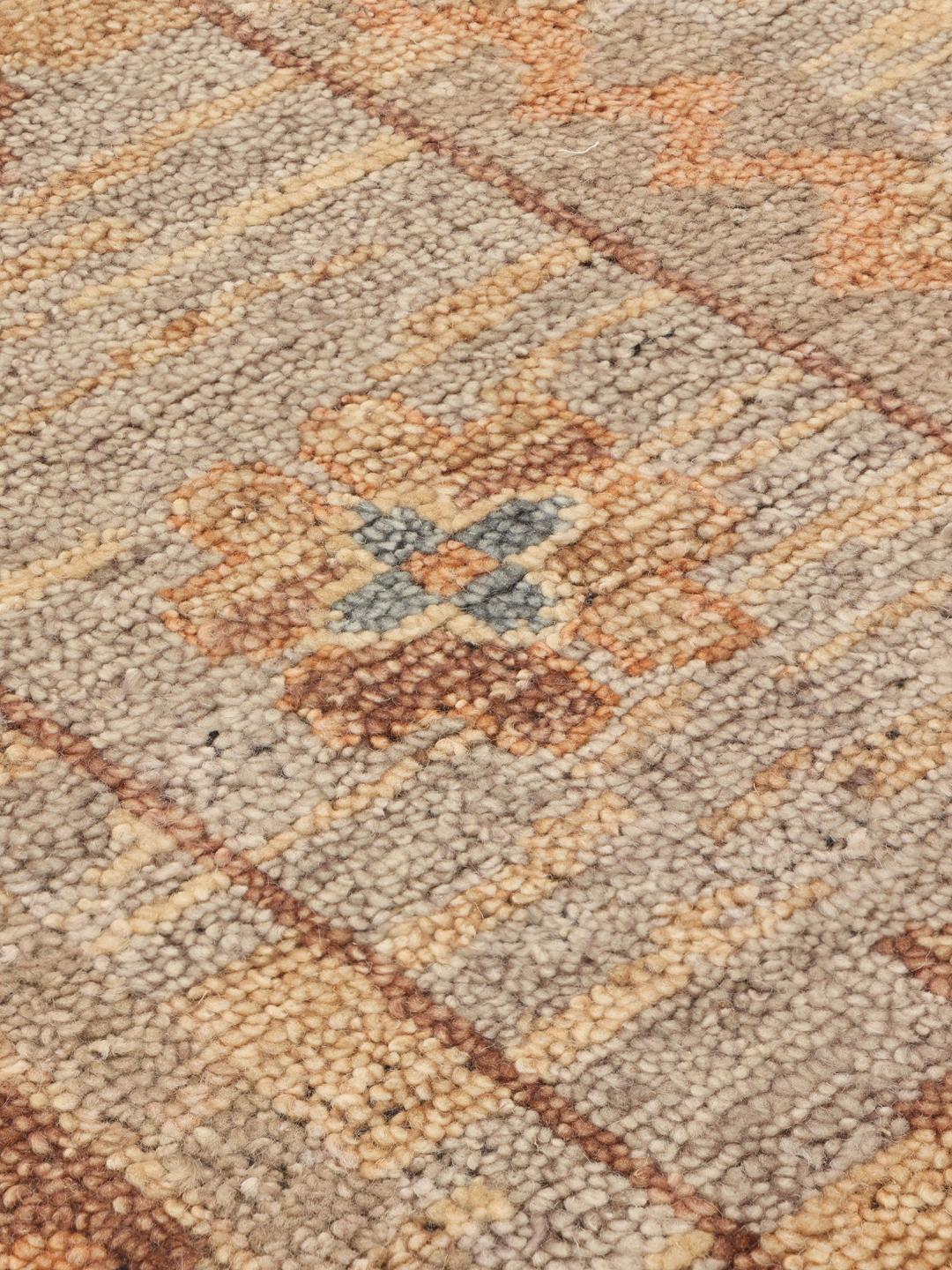 Handgeknoopt Indiaas Usak-tapijt in beige en blauw met een levensboompatroon.