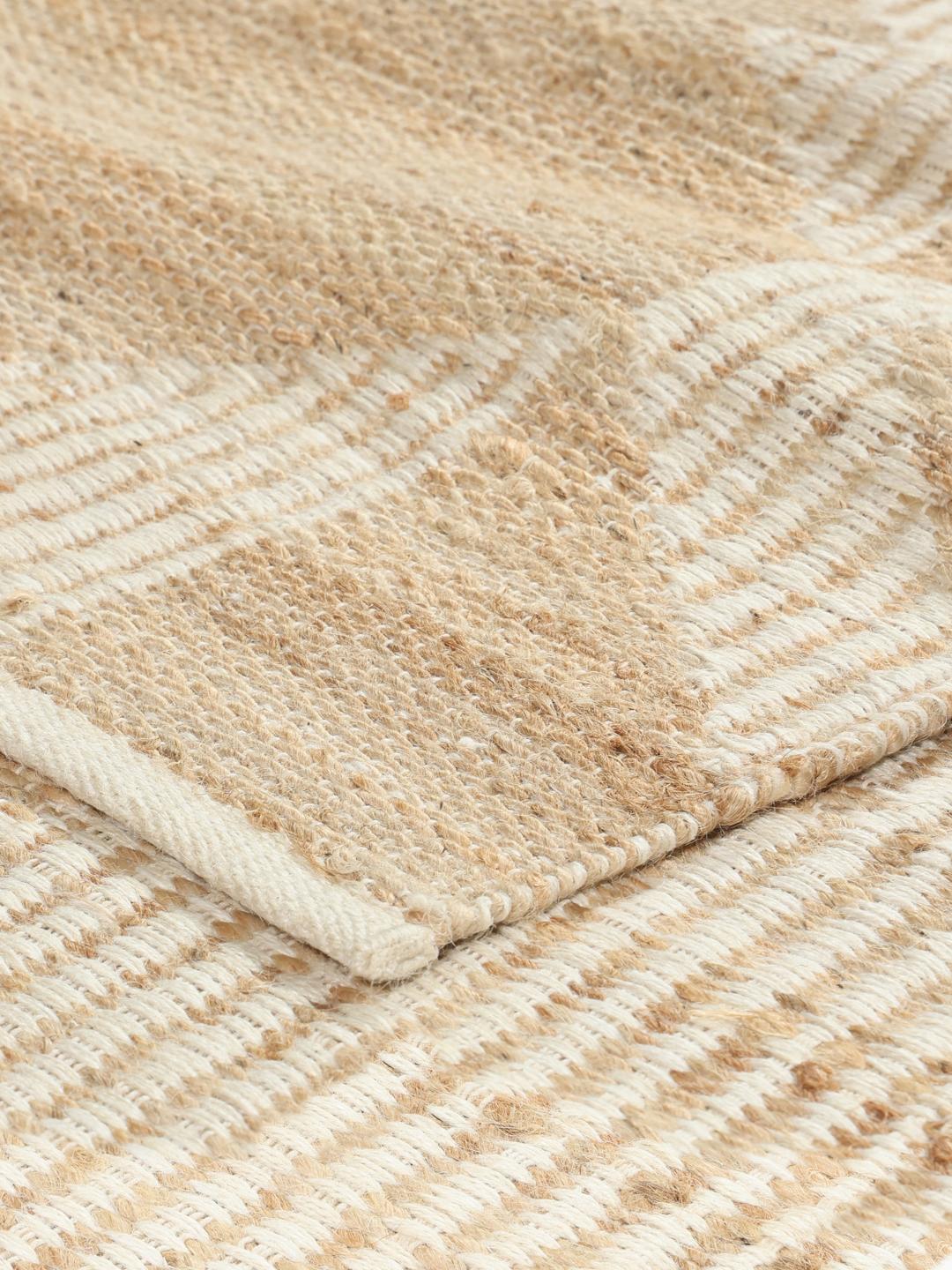 Beige ja valkoinen käytävämatto geometrisella kuviolla